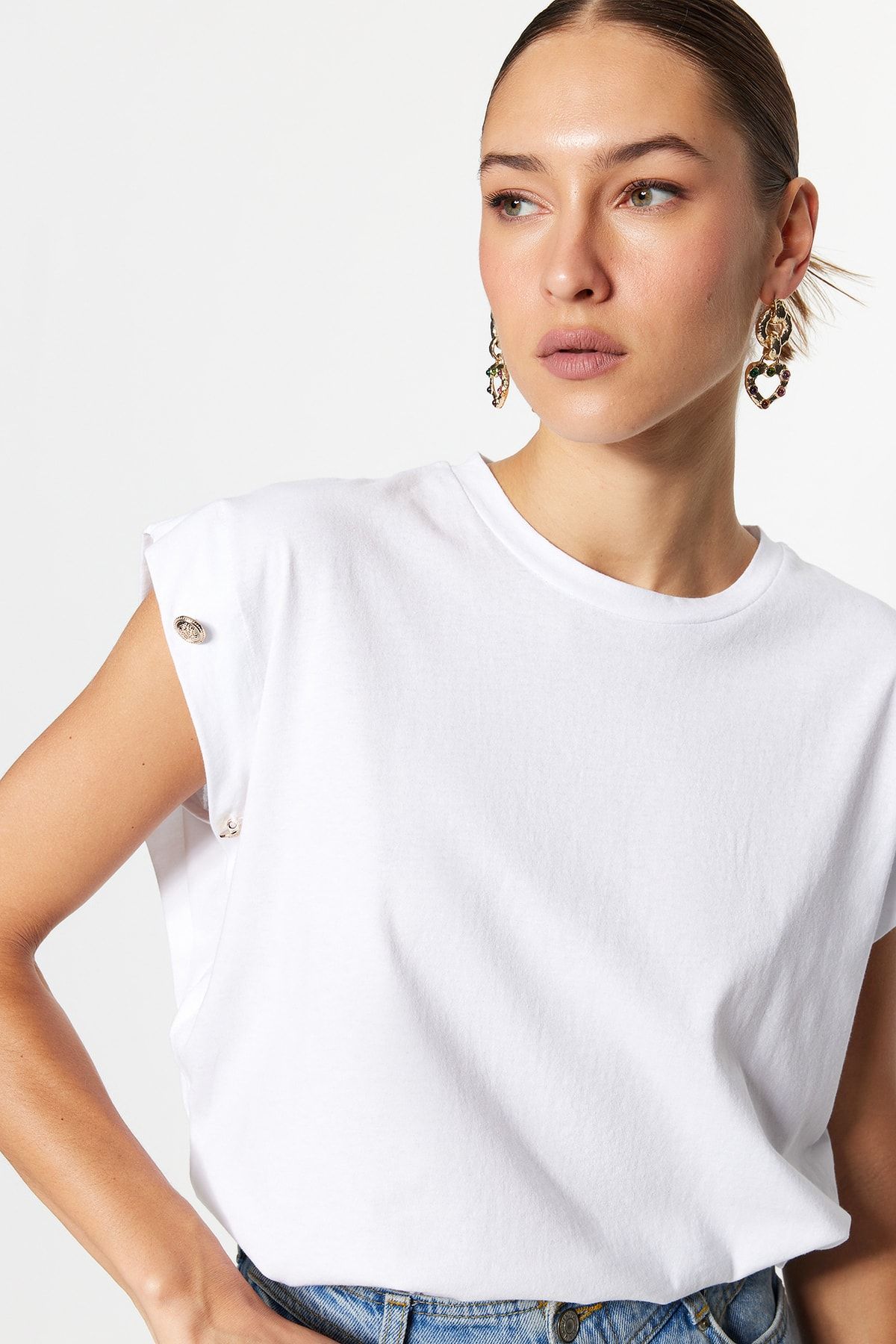 Trendyol Collection Biała, 100% bawełna, guziki, szczegółowy, wyściełany, podstawowy, dzianinowy T-shirt z okrągłym dekoltem TWOSS23TS00016