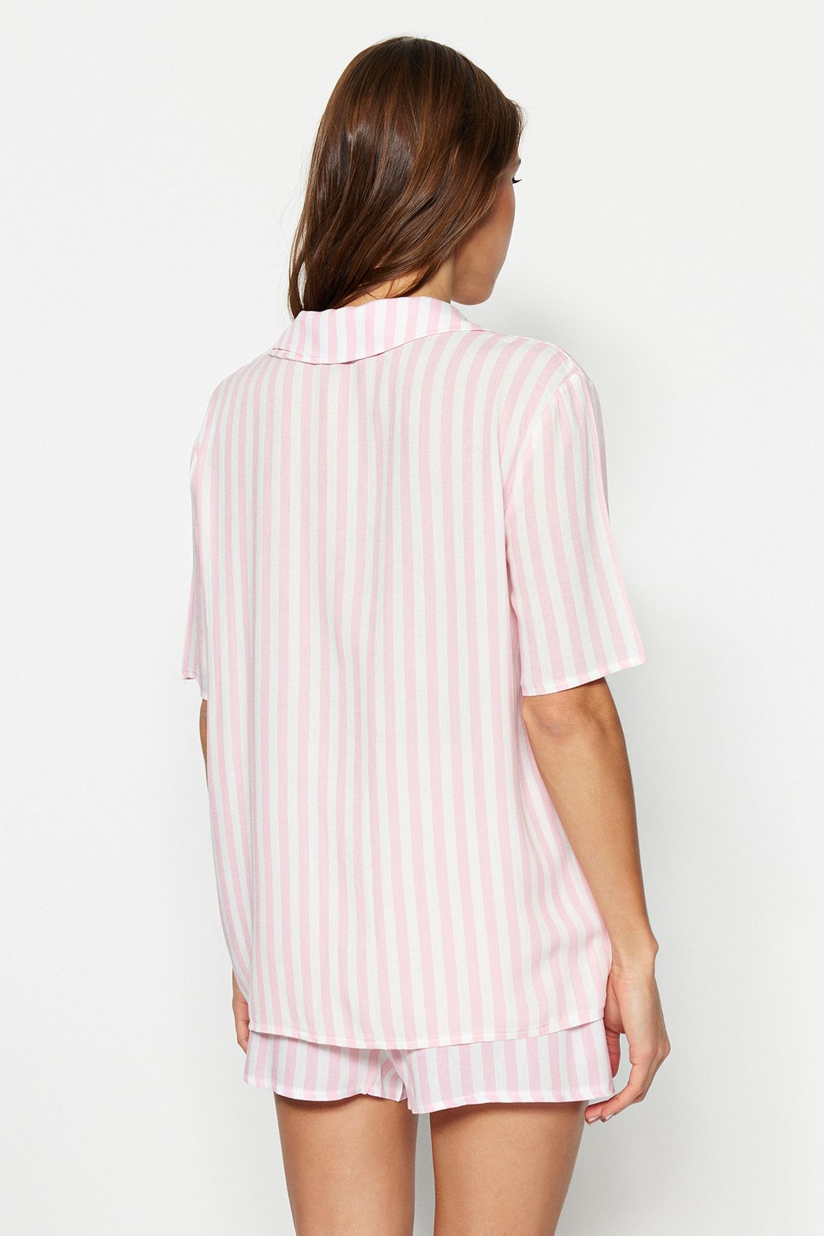 Kolekcia Trendyol-Ružový pruhovaný viskózový top Woven Pyžamový set so širokými šortkami THMSS21PT0179 5