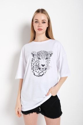 Kadın Beyaz Leopar Figür Baskılı Oversize T-shirt TS-FİGÜRLEOPAR
