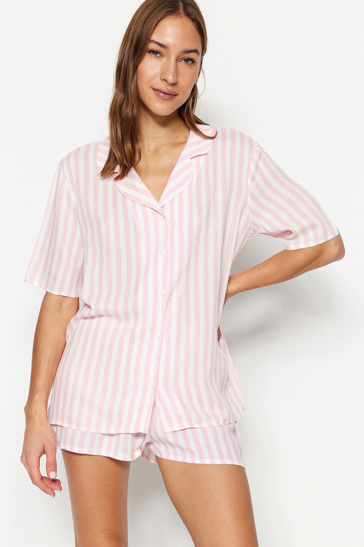 Kolekcia Trendyol-Ružový pruhovaný viskózový top Woven Pyžamový set so širokými šortkami THMSS21PT0179 10