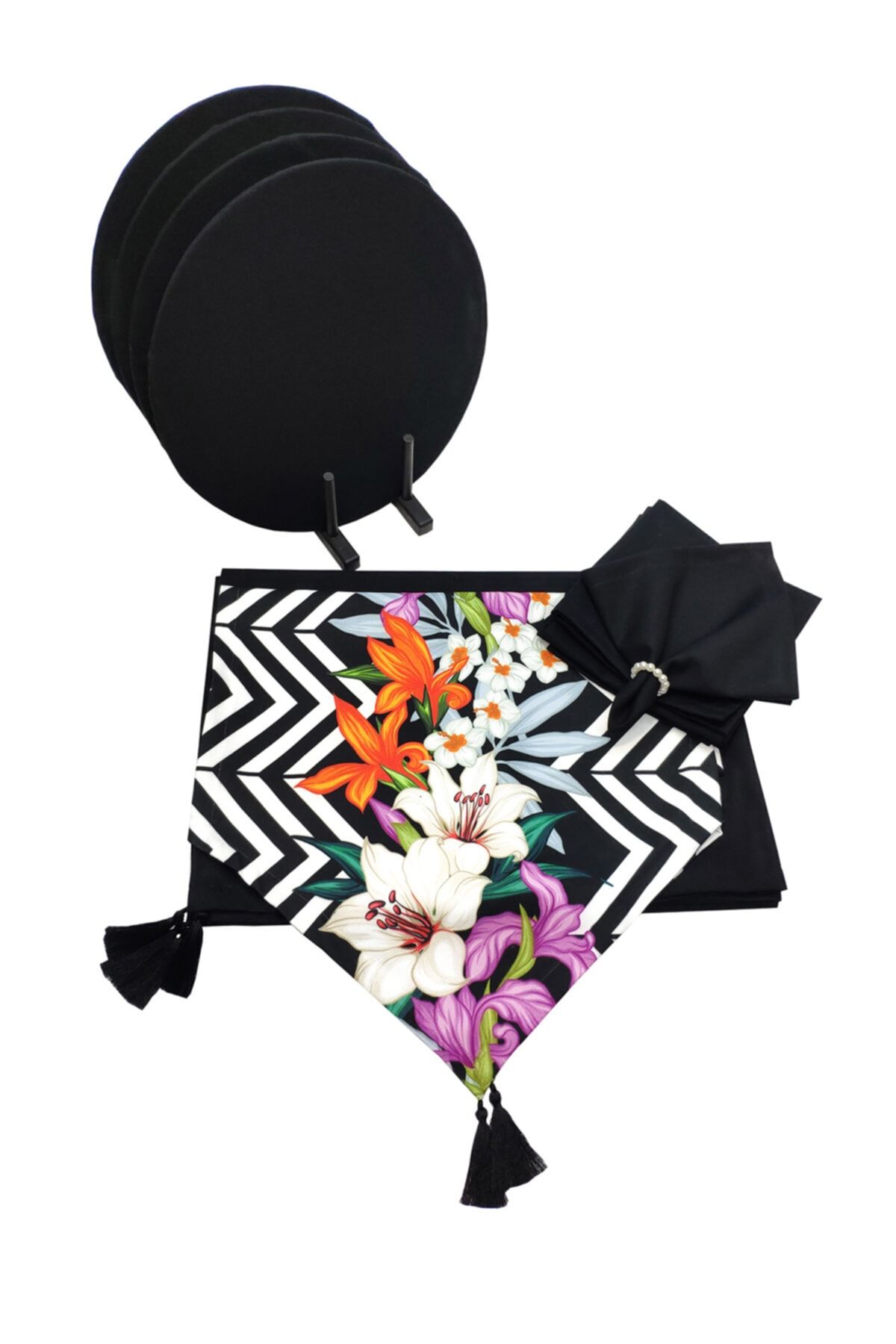 Viemso-Amber Patterned Runner, Set of 6 Black Charger Plates 1