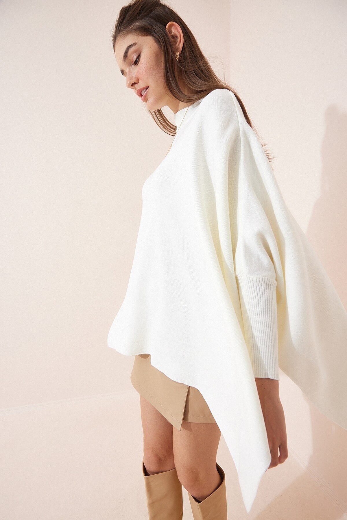 LE CARAMBOLE  Kadın Beyaz Oversize Yırtmaçlı Panço Kazak - Görsel 3