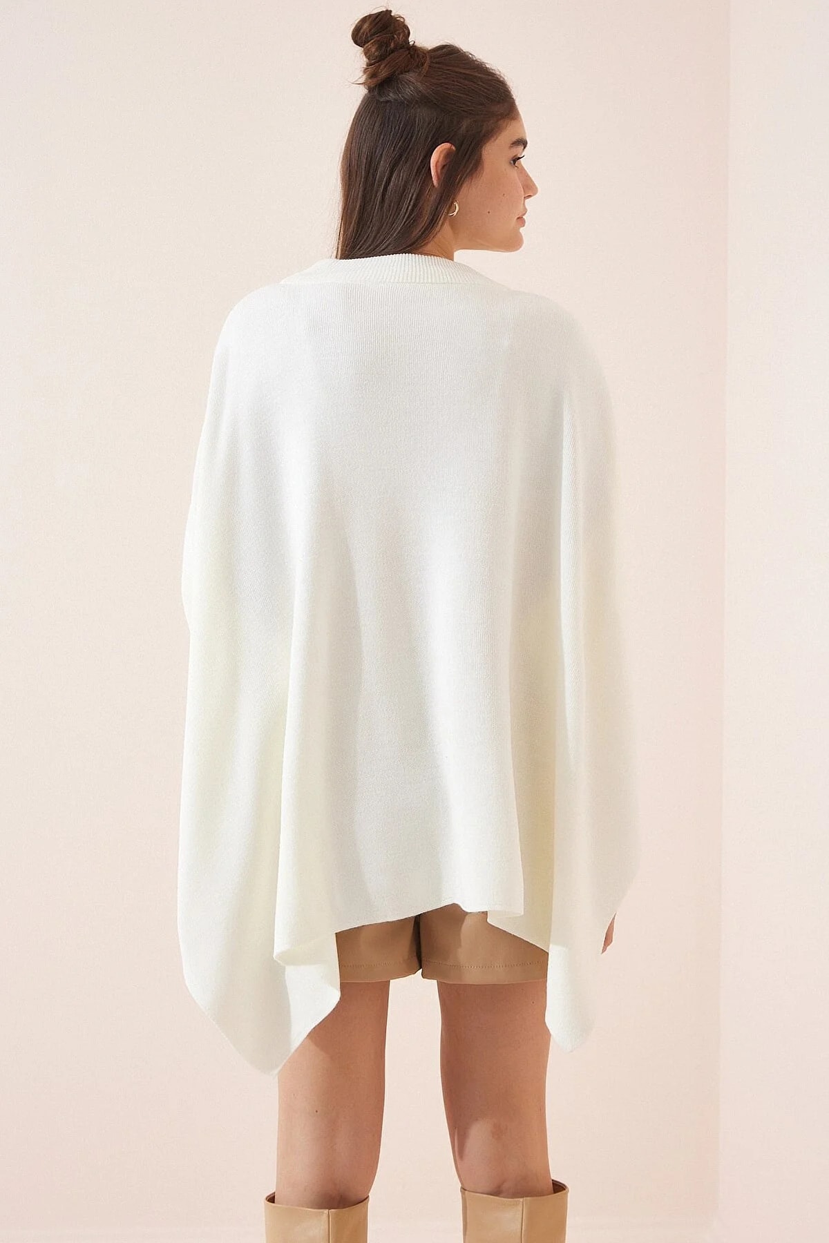 LE CARAMBOLE  Kadın Beyaz Oversize Yırtmaçlı Panço Kazak - Görsel 5