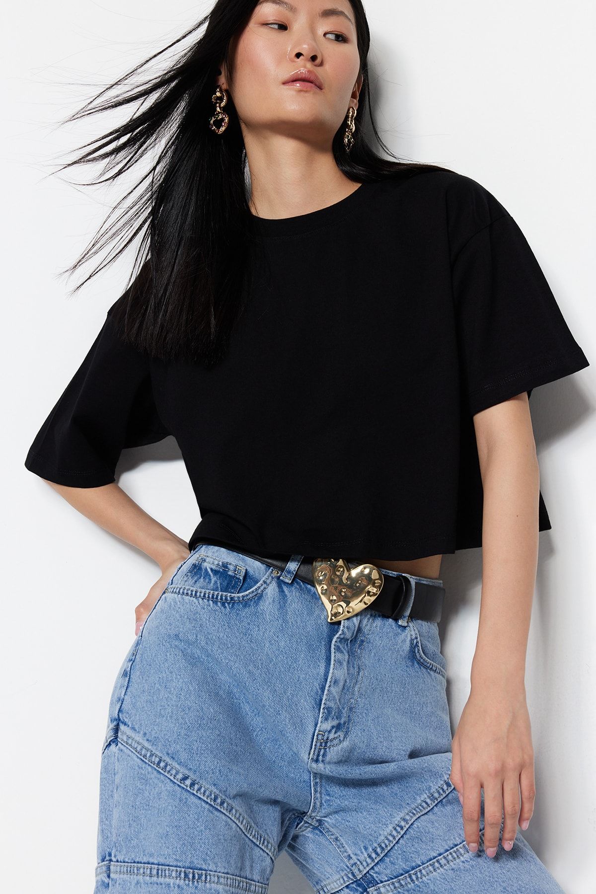 Trendyol Collection Prémium fekete Relaxed/Comfortable Fit 100% Cotton Crop kötött póló TWOSS23TS00038