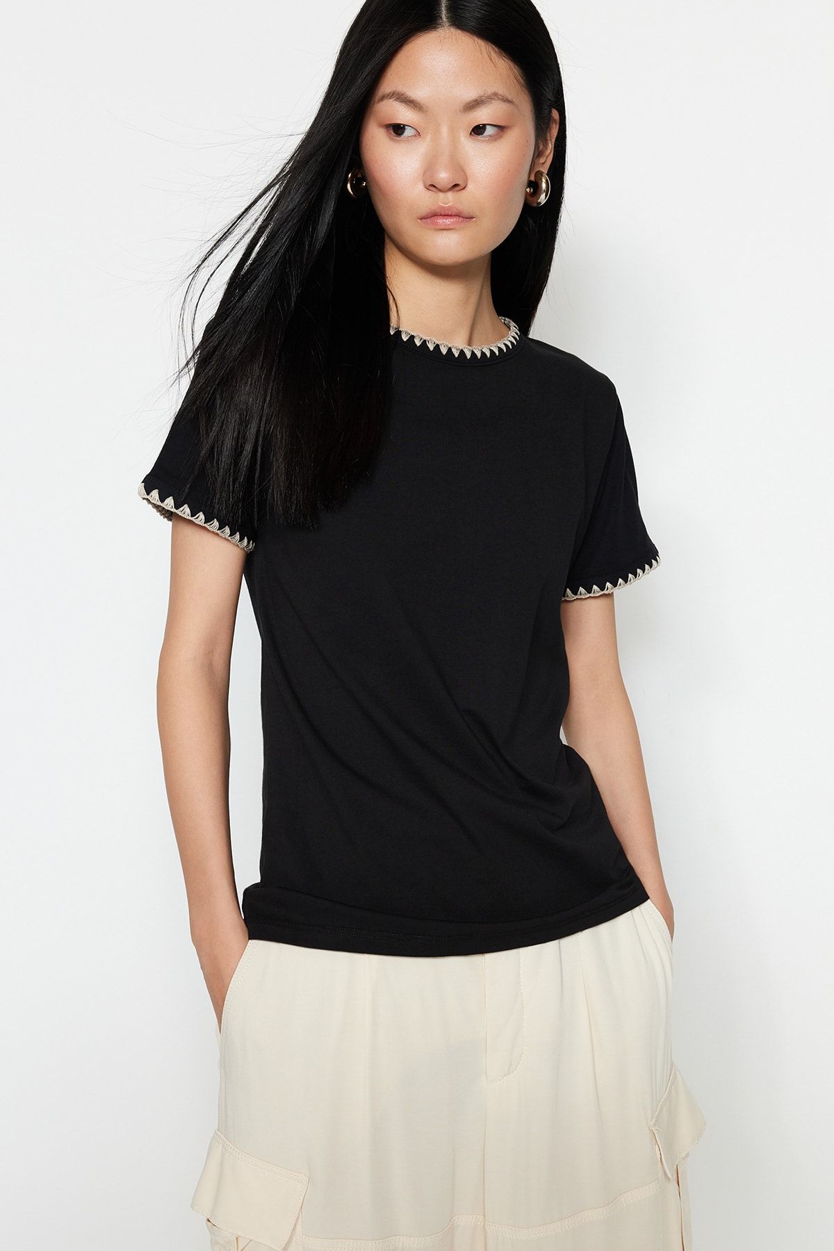 Trendyol Collection Czarny, 100% Bawełniany, Podstawowy, Dzianinowy T-shirt Z Okrągłym Dekoltem I Kontrastowymi Szwami Kobieta - XL