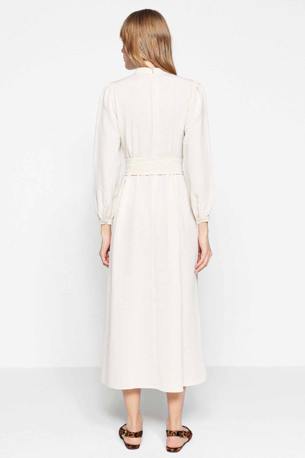 Trendyol Modest-Tkané šaty TCTSS23EB00018 s límečkem s límečkem s ecru páskem 6