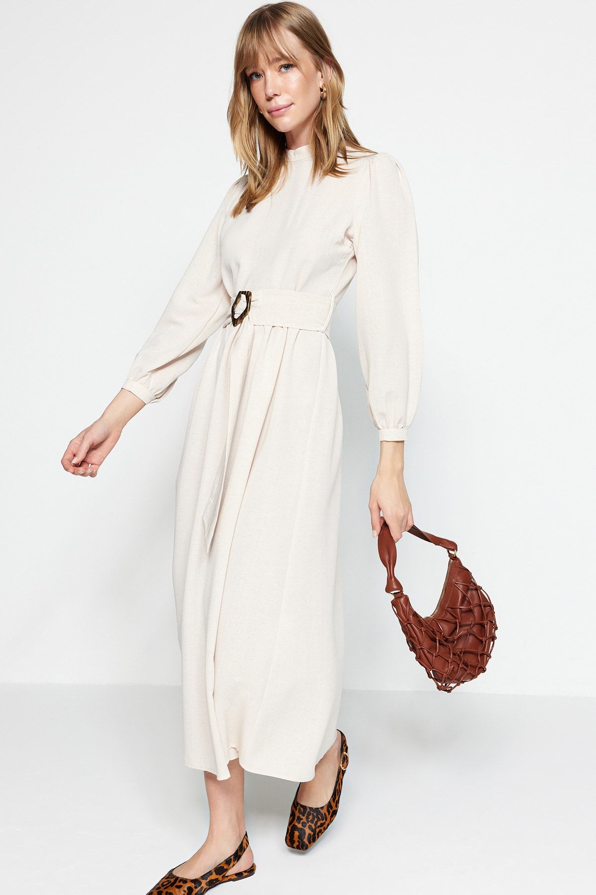 Trendyol Modest-Tkané šaty TCTSS23EB00018 s límečkem s límečkem s ecru páskem 2