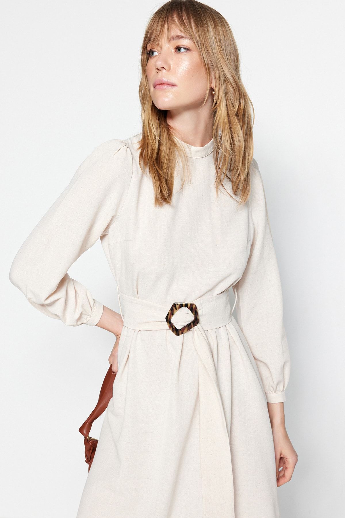 Trendyol Modest-Tkané šaty TCTSS23EB00018 s límečkem s límečkem s ecru páskem 3