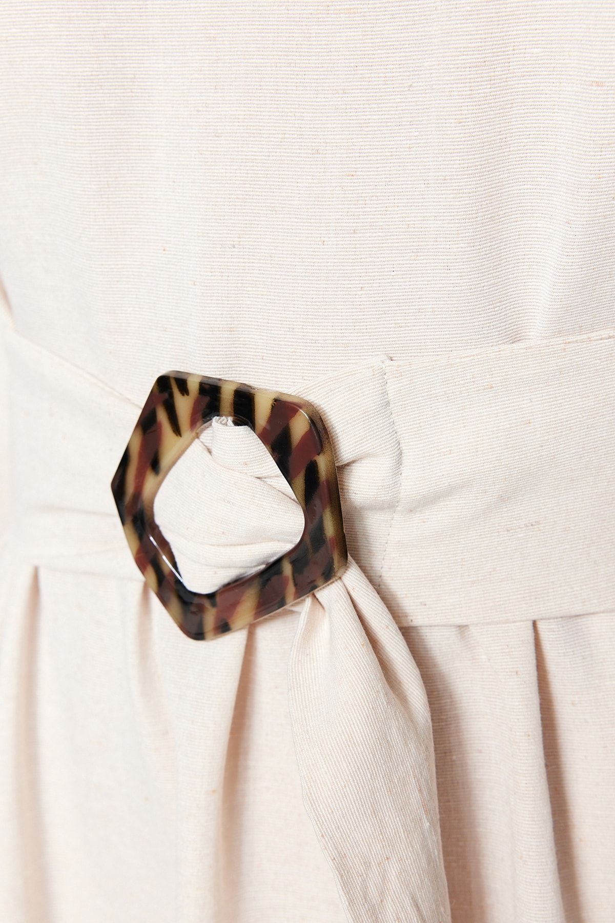Trendyol Modest-Tkané šaty TCTSS23EB00018 s límečkem s límečkem s ecru páskem 5