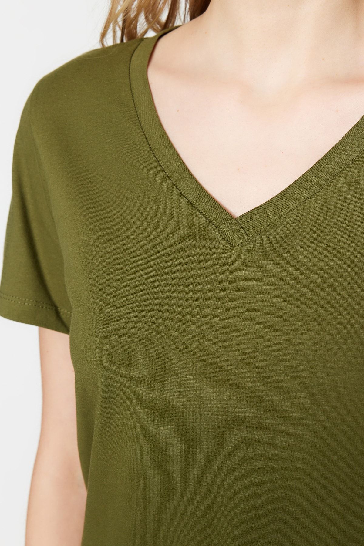 Trendyol Collection-Khaki-Beige, 100 % Baumwolle, 2er-Pack Basic-Strick-T-Shirts mit V-Ausschnitt TWOSS23TS00002 9