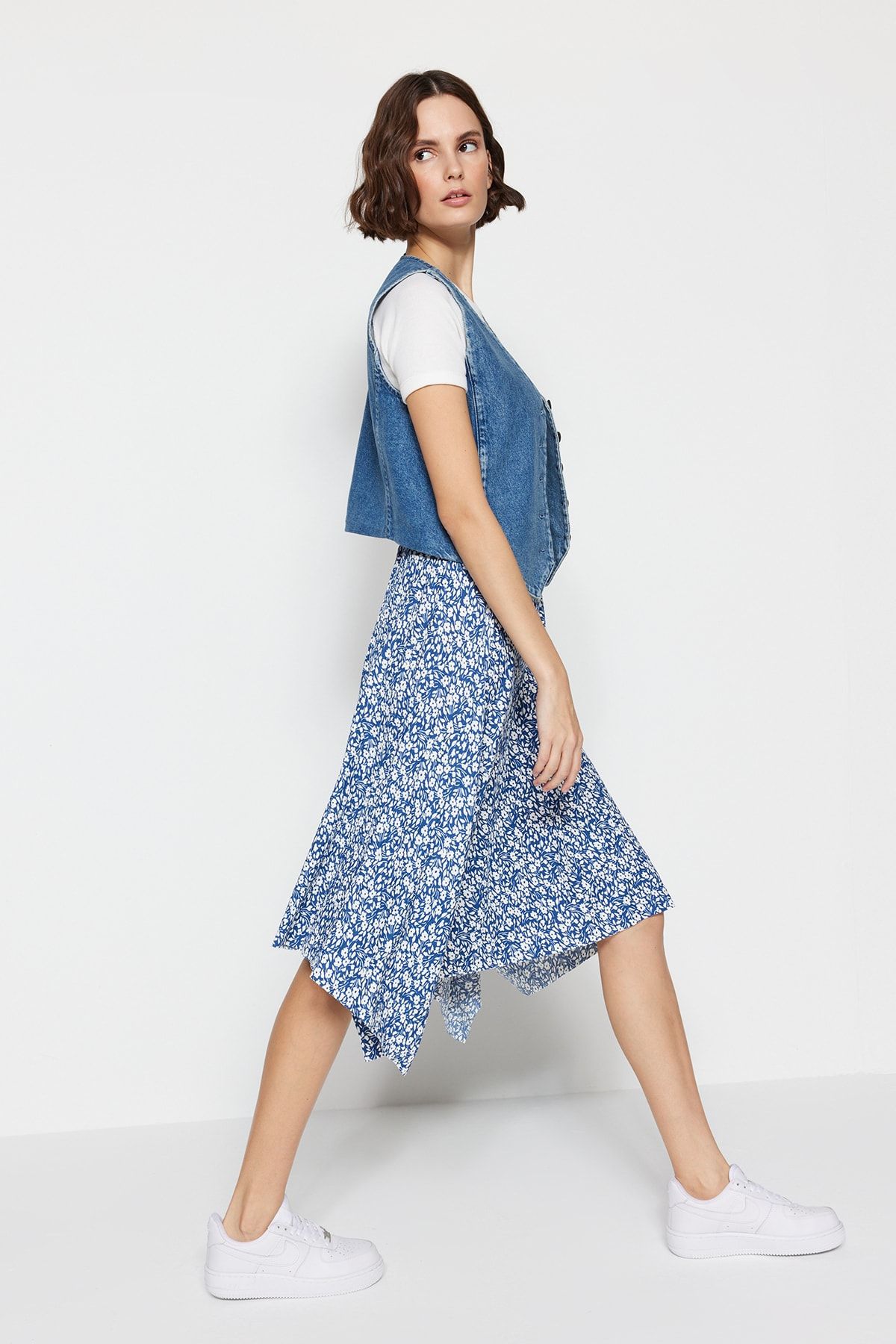 Trendyol Collection-Fustă tricotată midi elastică, asimetrică cu talie înaltă, cu voluri, cu model indigo TWOAW20ET0440 2