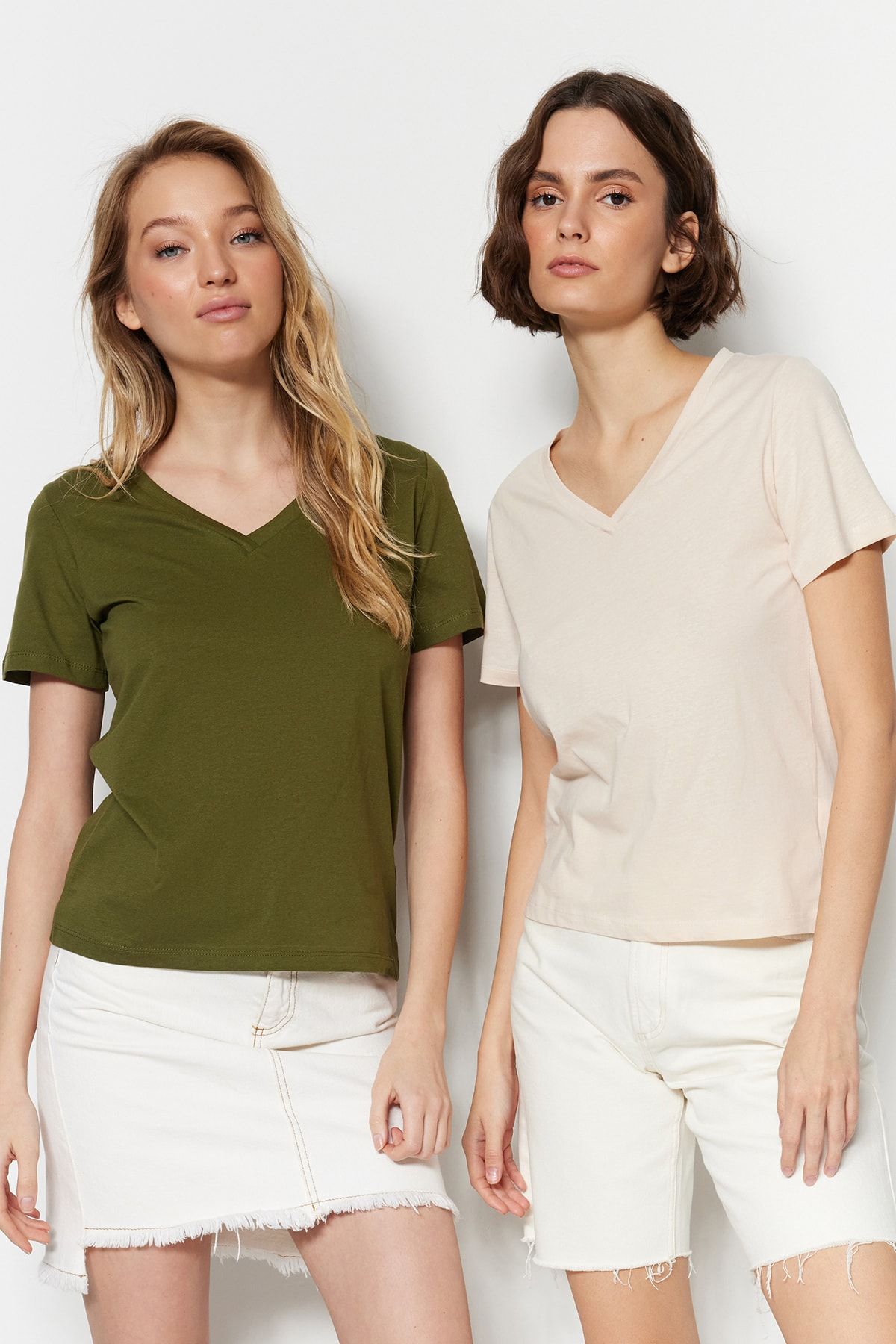 Trendyol Collection-Khaki-Beige, 100 % Baumwolle, 2er-Pack Basic-Strick-T-Shirts mit V-Ausschnitt TWOSS23TS00002 2