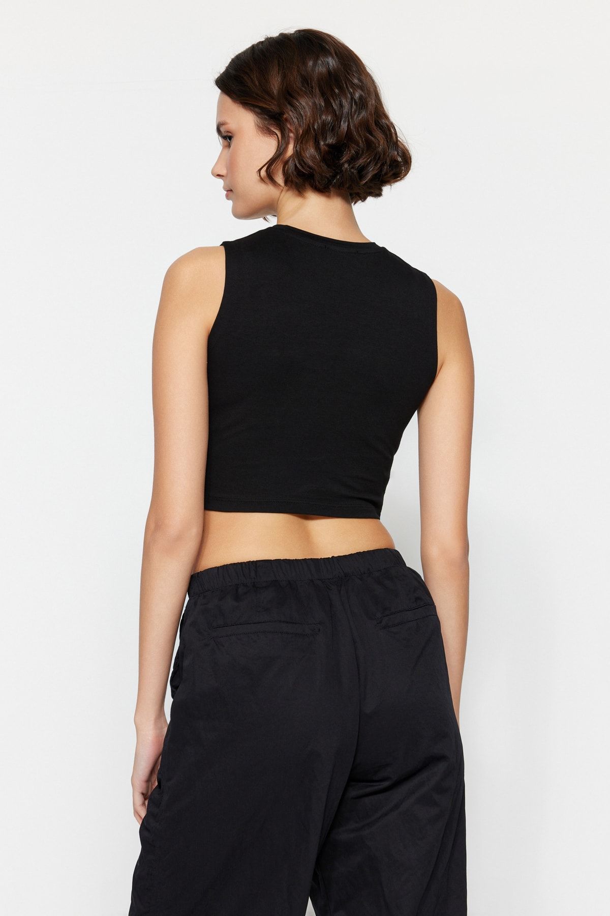 Trendyol Collection-Schwarz-weißes 2er-Pack ärmelloses Crop-Tanktop aus Baumwollstretch-Strick TWOSS23AL00010 6