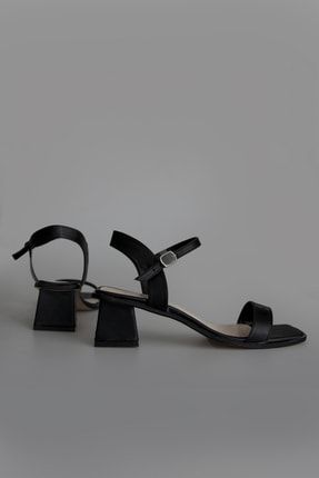 Kadın Siyah Cilt Topuklu Tek Bant Ayakkabı 2204