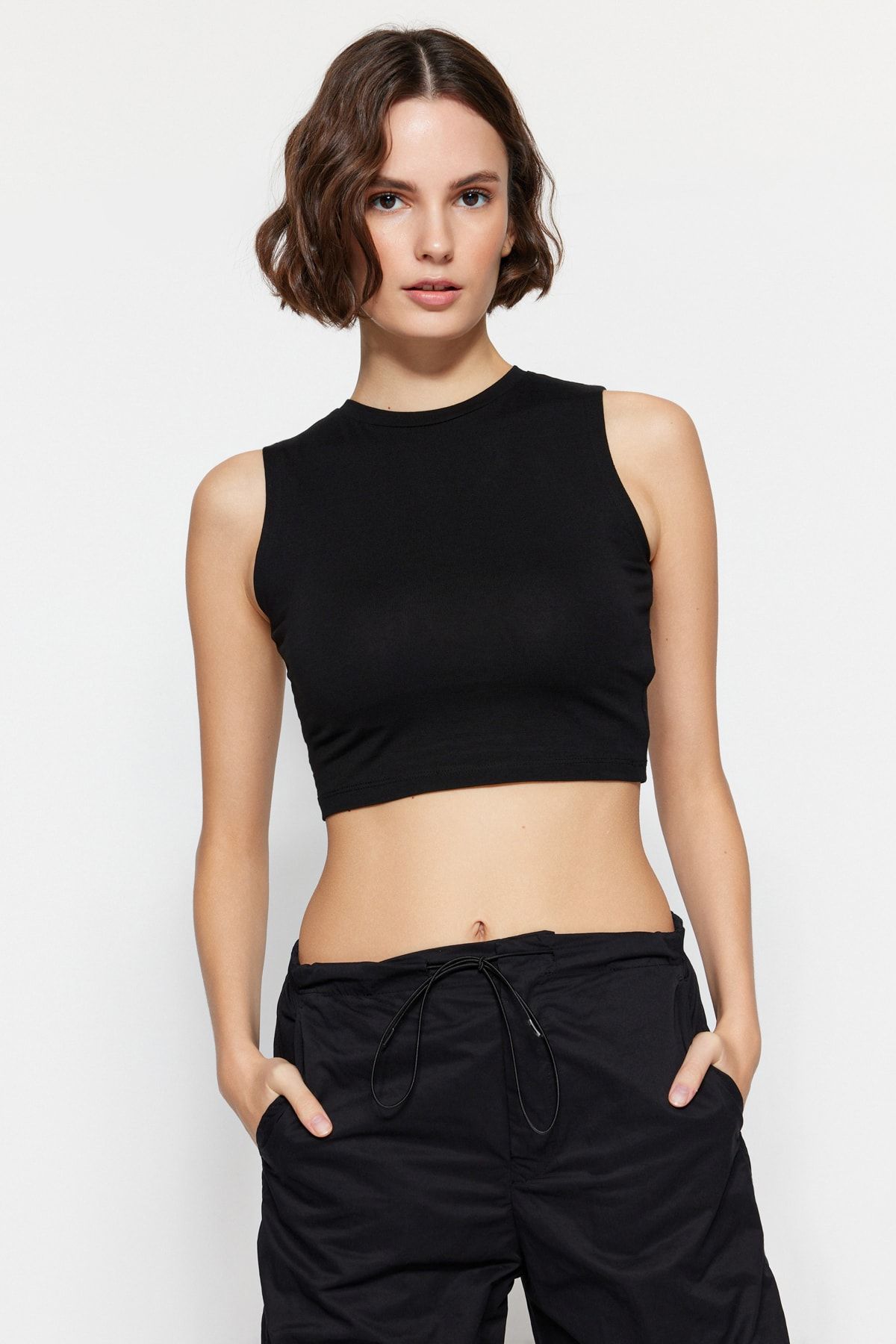Trendyol Collection-Schwarz-weißes 2er-Pack ärmelloses Crop-Tanktop aus Baumwollstretch-Strick TWOSS23AL00010 5