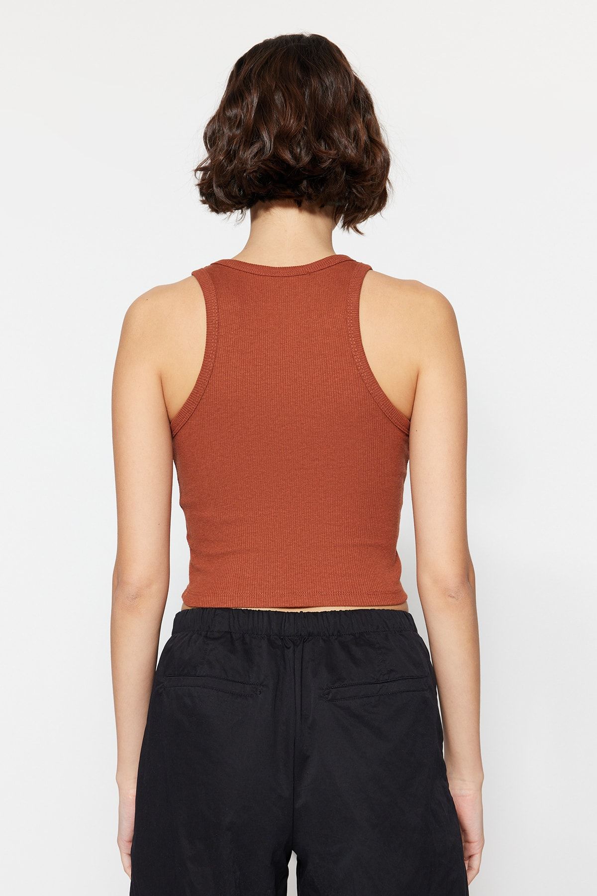 Trendyol Collection-Zimt-Ecru 2er-Pack tailliertes/tailliertes Crop-Tanktop mit Neckholder-Kragen, geripptem flexiblem Strick TWOSS21AL0058 4