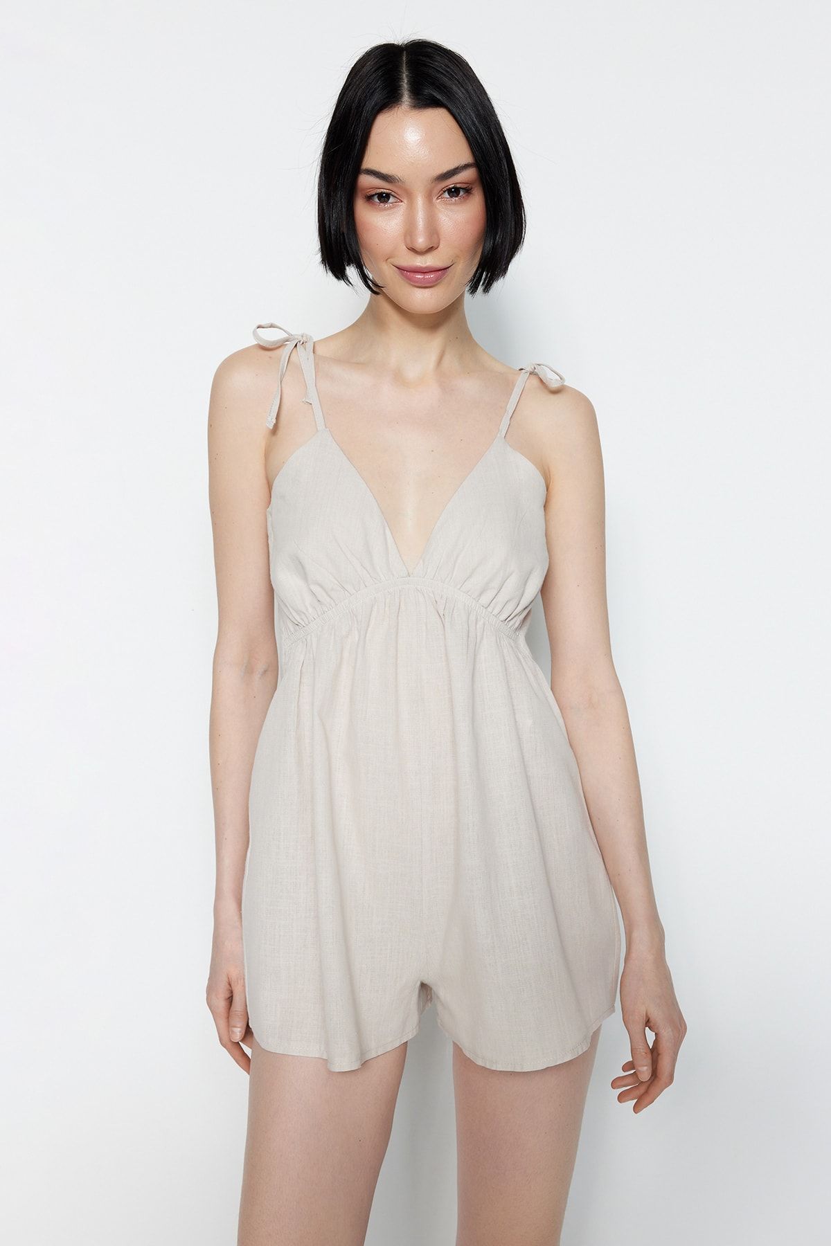 Trendyol Collection-Jumpsuit aus Viskosegewebe mit beigem V-Ausschnitt und Seilriemen mit Gummidetails auf der Brust THMSS23TU00012 3