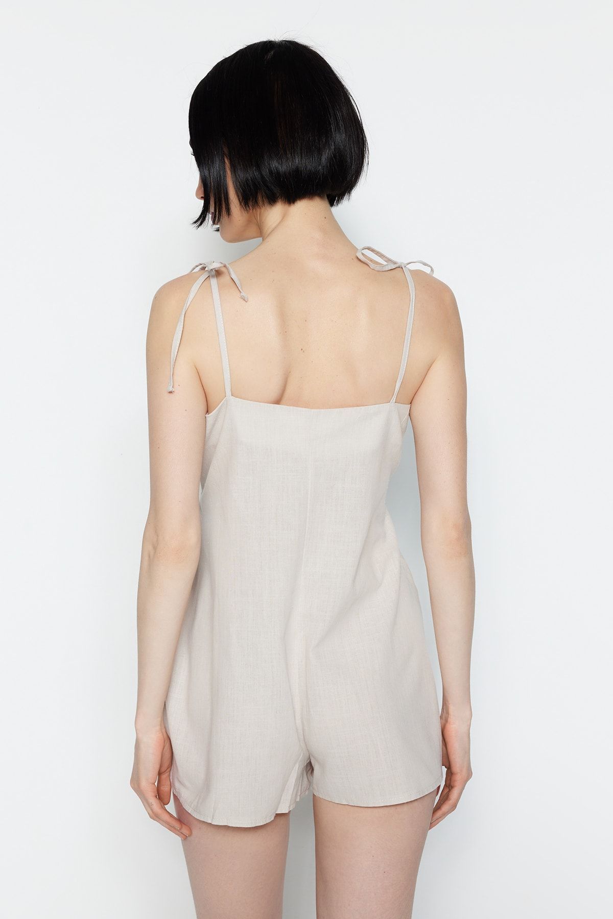 Trendyol Collection-Jumpsuit aus Viskosegewebe mit beigem V-Ausschnitt und Seilriemen mit Gummidetails auf der Brust THMSS23TU00012 7
