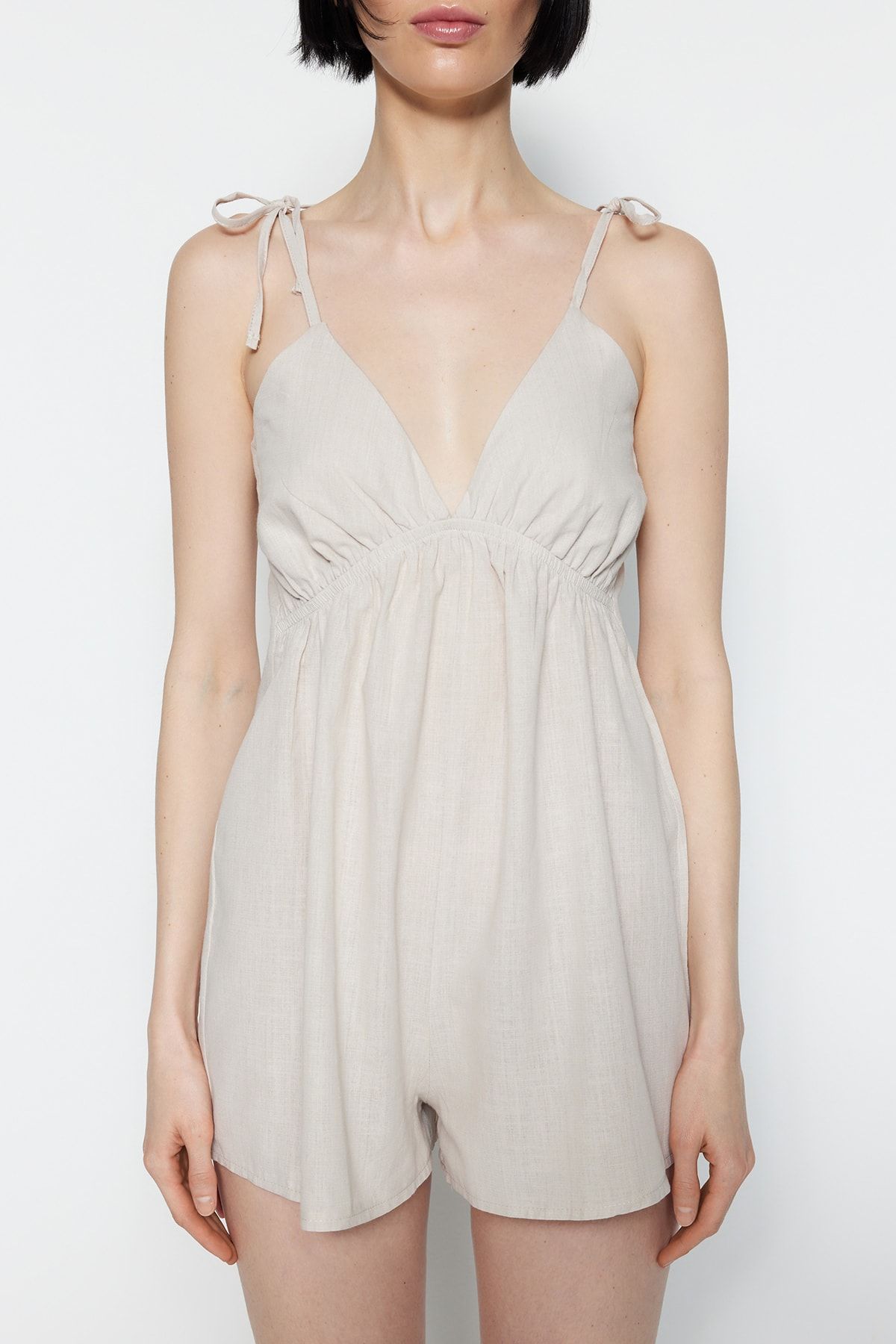 Trendyol Collection-Jumpsuit aus Viskosegewebe mit beigem V-Ausschnitt und Seilriemen mit Gummidetails auf der Brust THMSS23TU00012 4