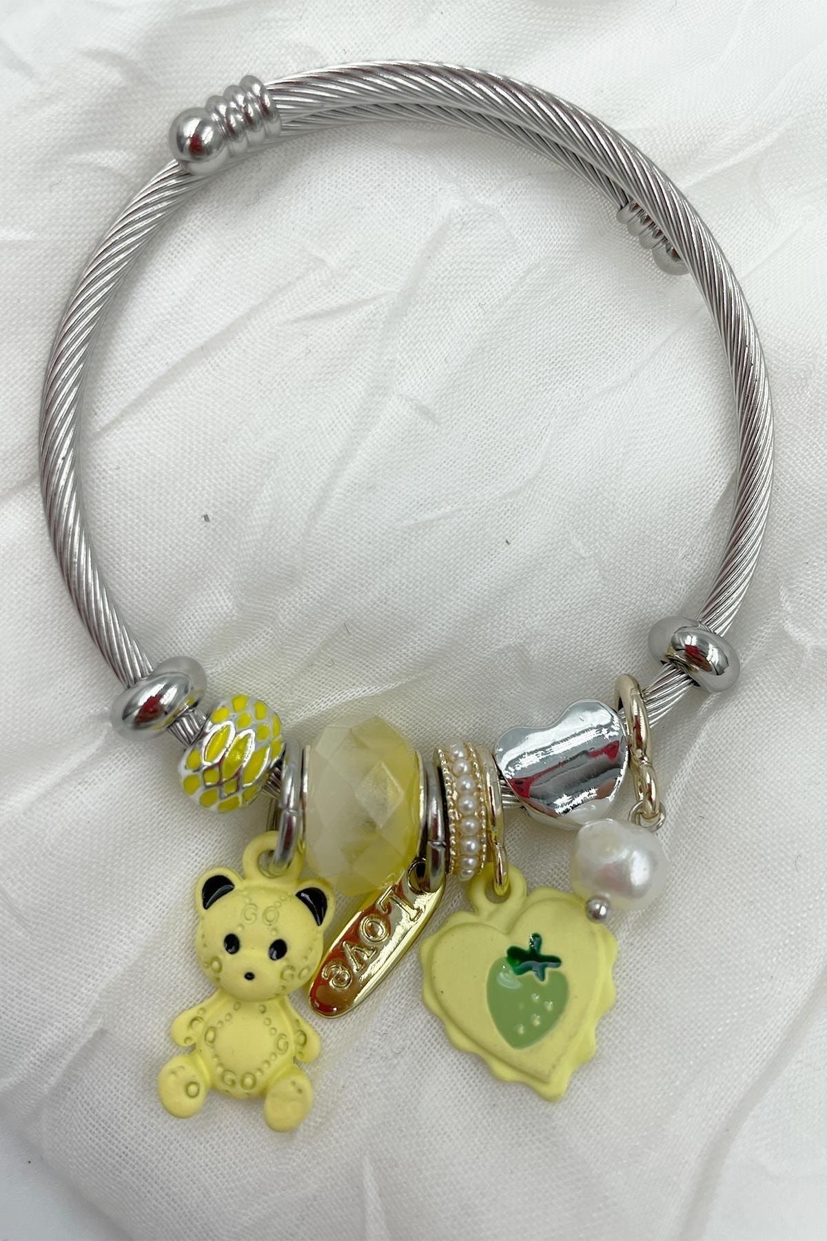 Teenage online bracelet trend