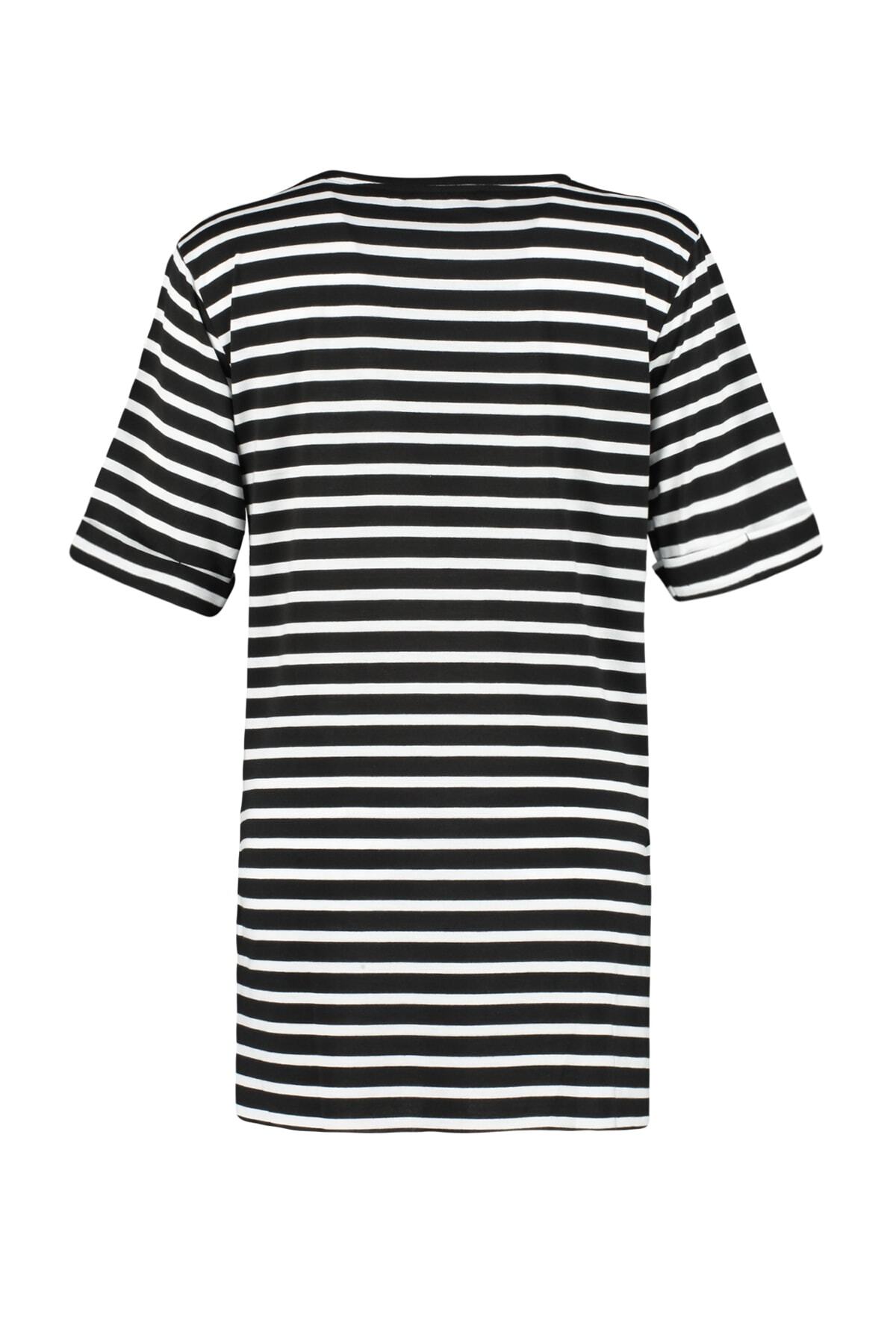 Trendyol Collection-Schwarz gestreiftes, geschlitztes, detailliertes, übergroßes/weites Strick-T-Shirt mit Rundhalsausschnitt TWOSS23TS00097 14