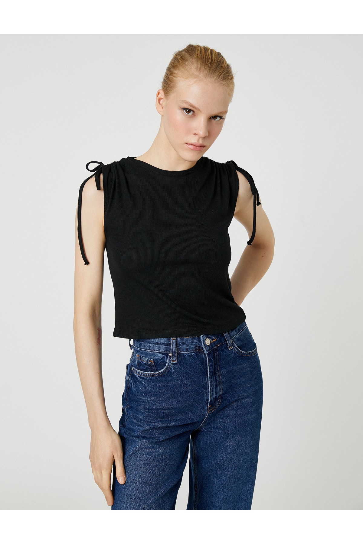 Koton Back Cut out Detail, Maglietta Basic a Maniche Corte, Girocollo, in Cotone T-Shirt, Bianco (000), 4-5 Jahre Girls's