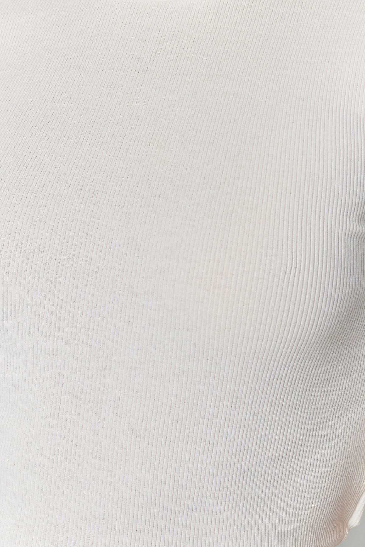 Trendyol Collection-Ecrufarbene, taillierte/taillierte Rundhals-Bluse aus flexiblem Strick mit Kordelzug TWOSS23BZ00025 4