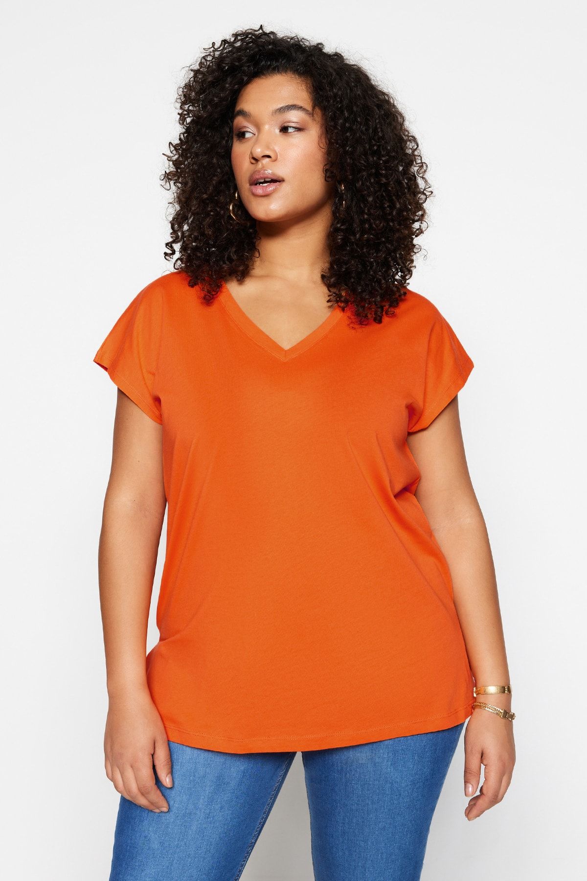 Trendyol Curve-Orangefarbenes Boyfriend-T-Shirt aus 100 % Baumwolle mit V-Ausschnitt und Schlitzdetail - TBBSS22BF0036 2