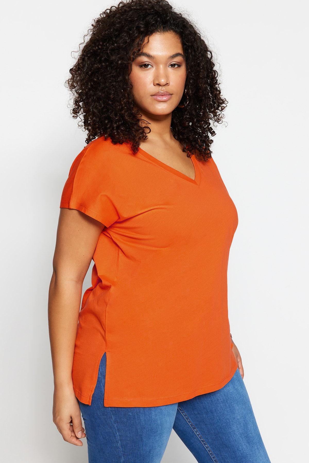 Trendyol Curve-Orangefarbenes Boyfriend-T-Shirt aus 100 % Baumwolle mit V-Ausschnitt und Schlitzdetail - TBBSS22BF0036 3