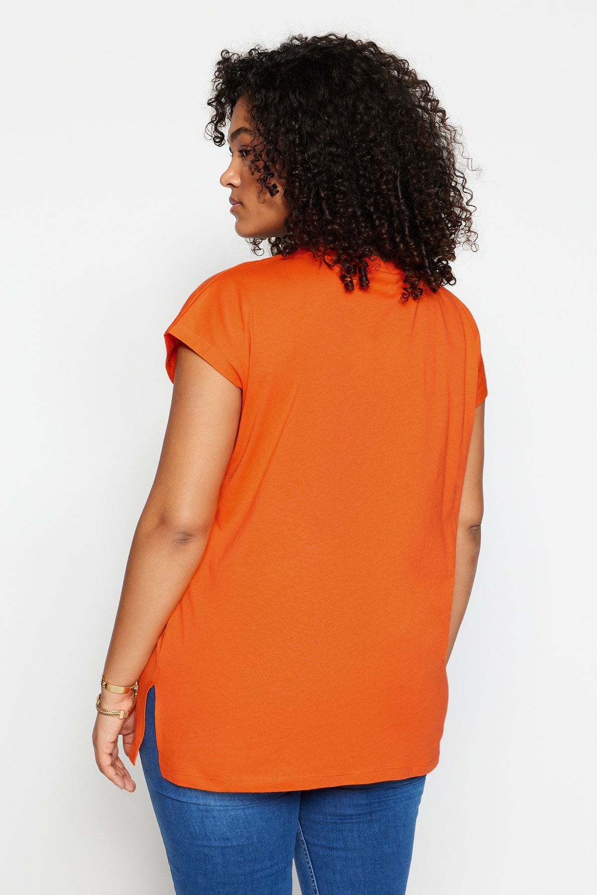 Trendyol Curve-Orangefarbenes Boyfriend-T-Shirt aus 100 % Baumwolle mit V-Ausschnitt und Schlitzdetail - TBBSS22BF0036 5