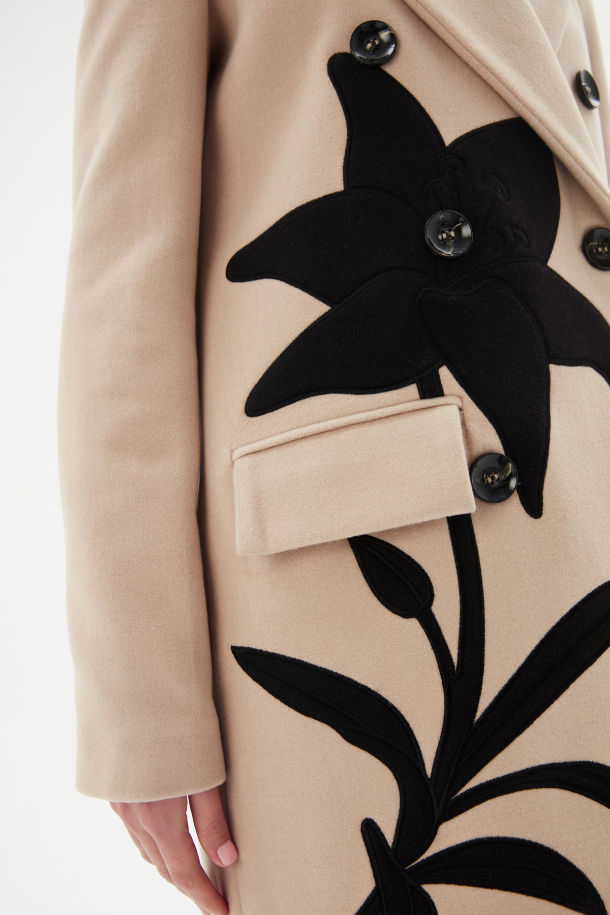 Love My Body  Önü Aplike Nakışlı Uzun Kaşe Kaban - Görsel 2