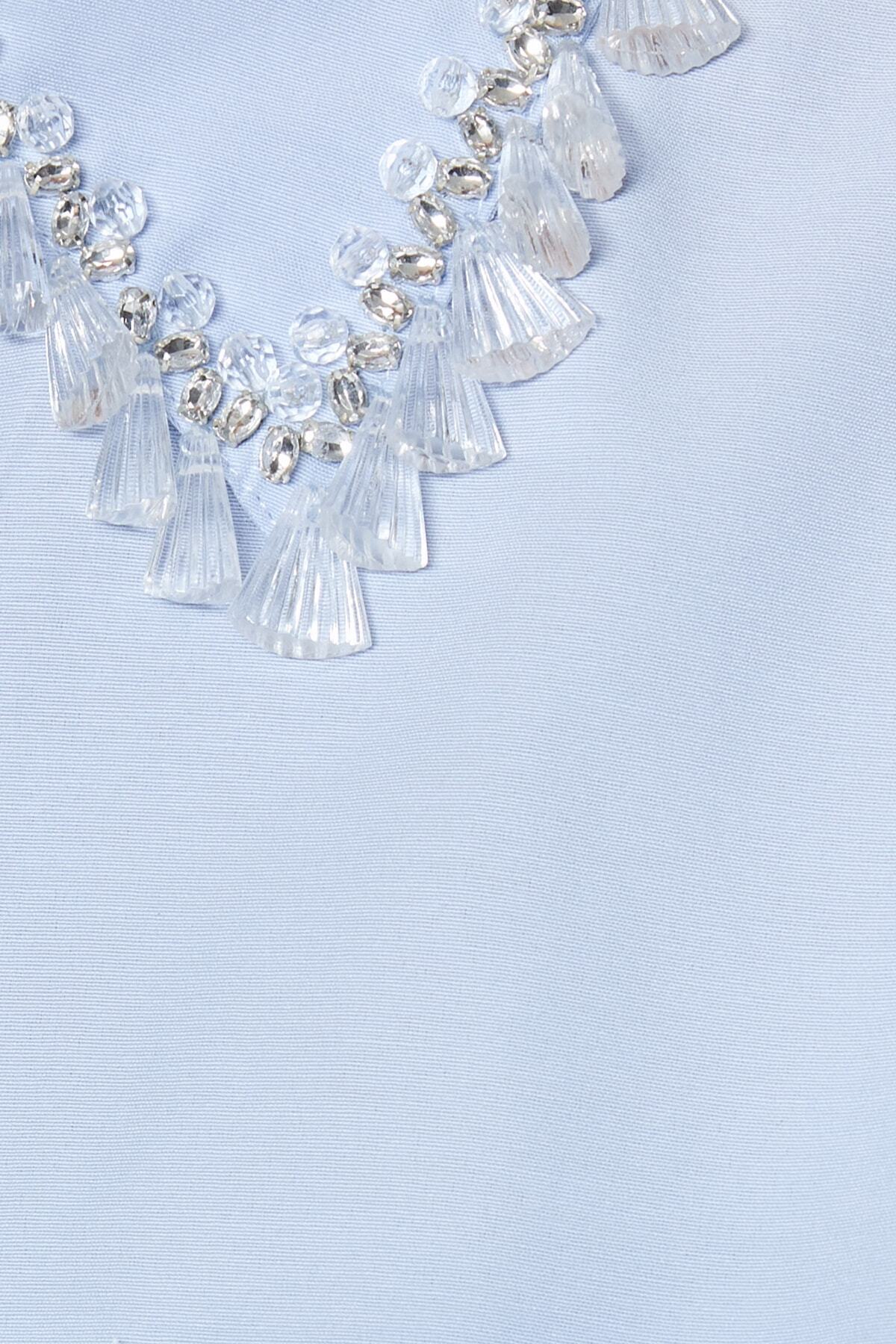 Trendyol Modest-Blaues Hemd aus gewebter Baumwolle mit Kragen und Accessoire-Details TCTSS23TG00014 5