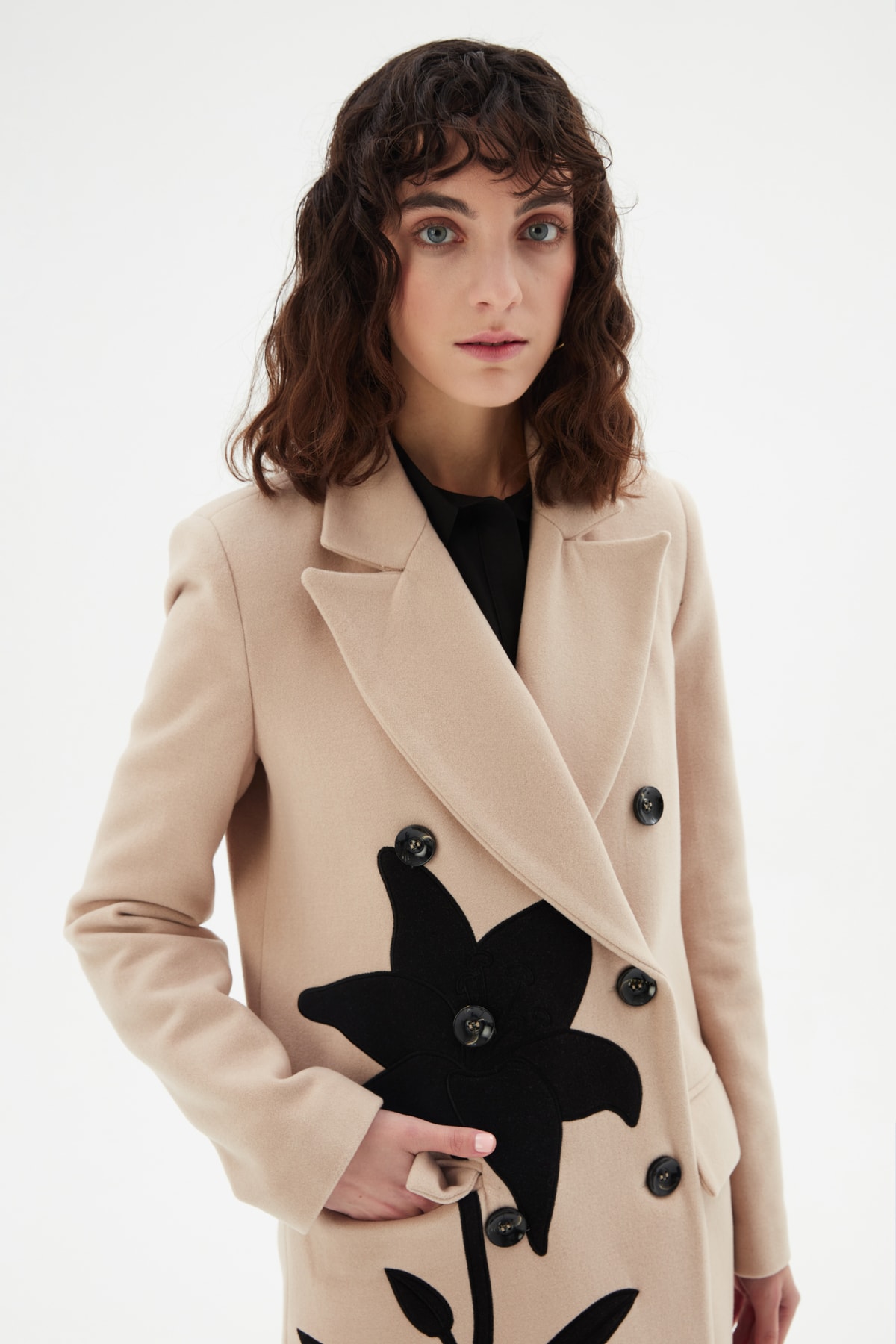 Love My Body  Önü Aplike Nakışlı Uzun Kaşe Kaban - Görsel 4