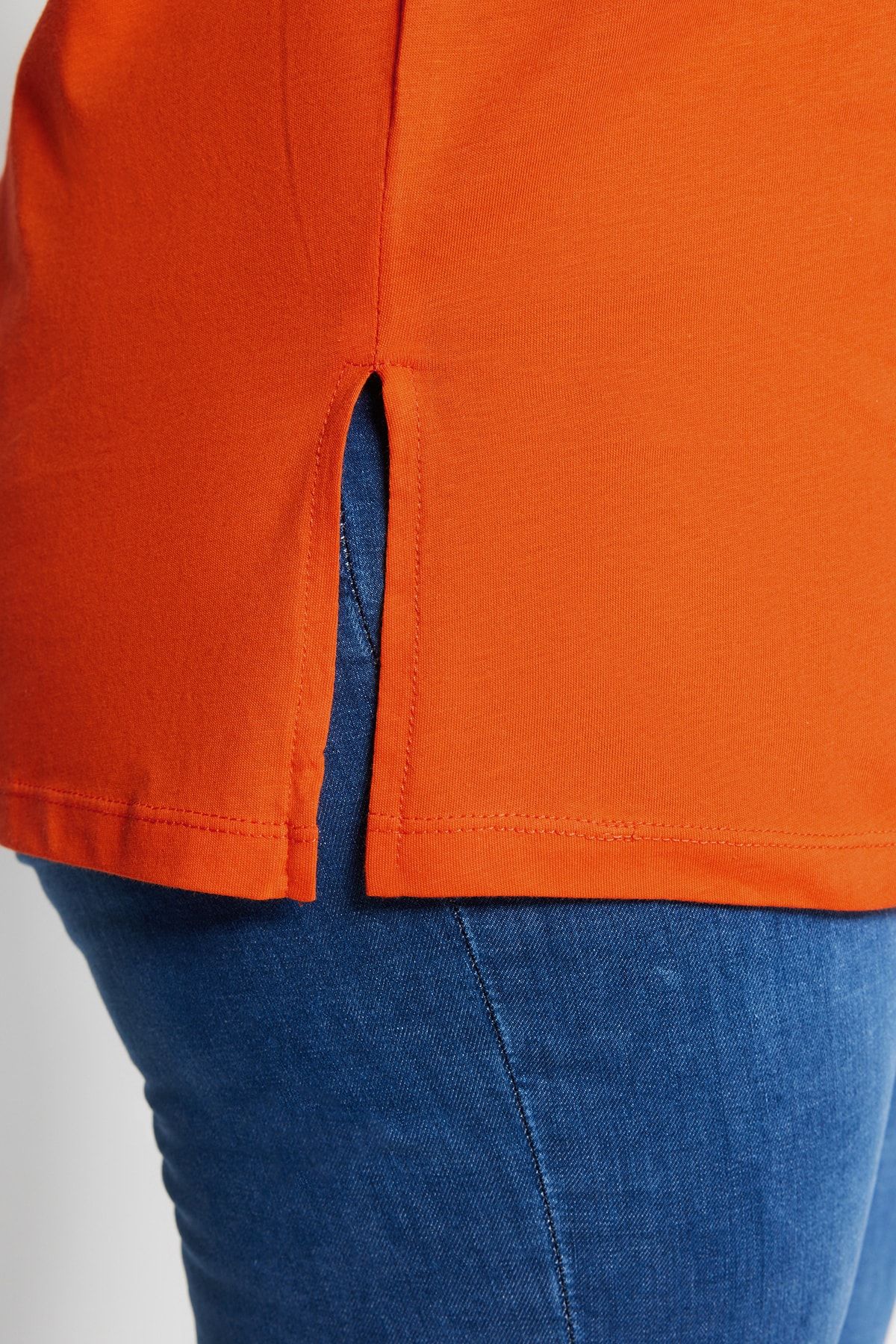 Trendyol Curve-Orangefarbenes Boyfriend-T-Shirt aus 100 % Baumwolle mit V-Ausschnitt und Schlitzdetail - TBBSS22BF0036 4