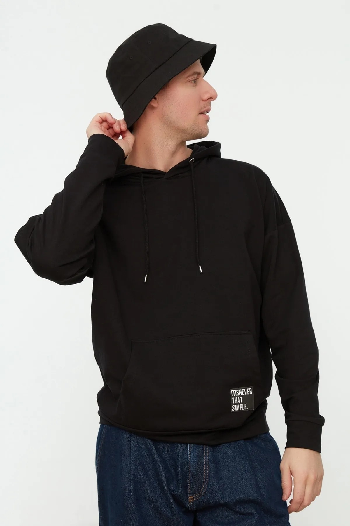 Trendyolmilla  Siyah Kapüşonlu Oversize/Geniş Kesim Uzun Kollu Etiket Aplikeli Sweatshirt TMNSS21SW0221 - Görsel 3