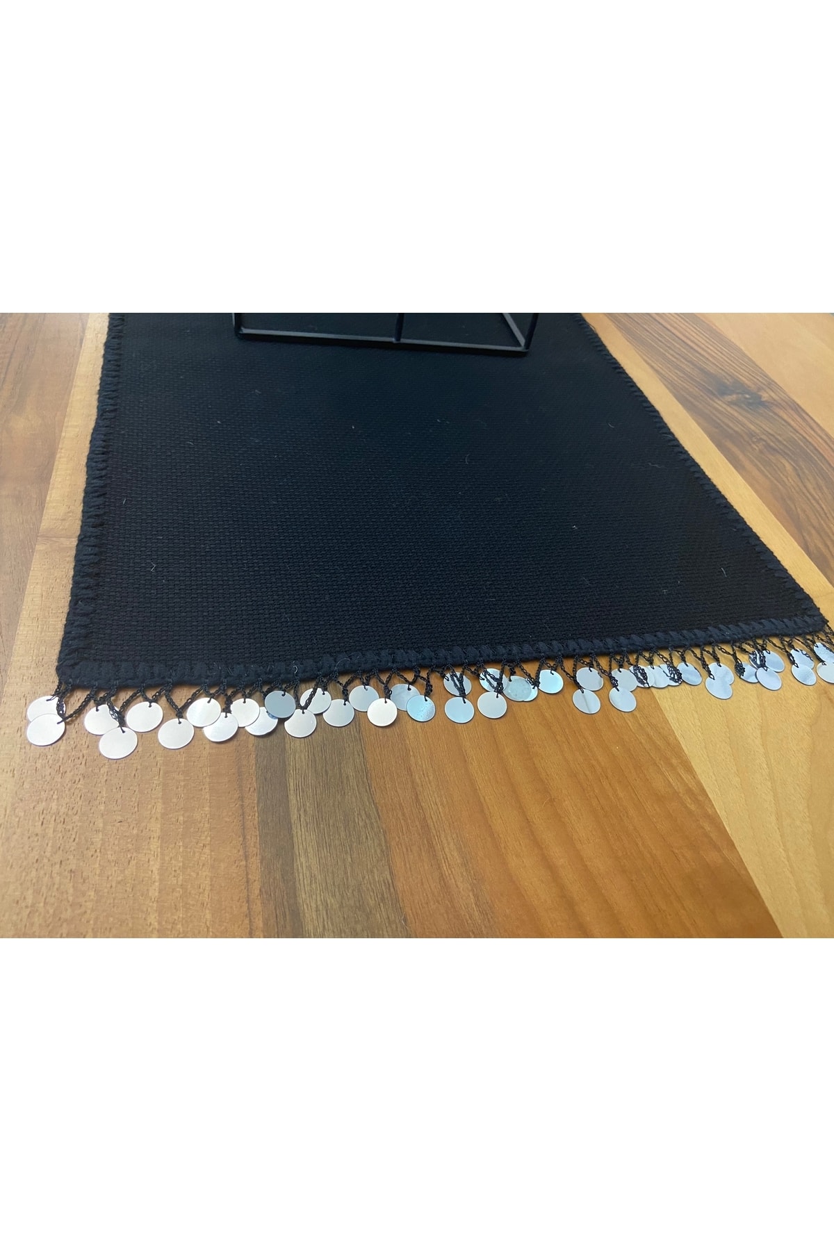 Siyah Gardenya Kumaşından Pullu Runner Masa Örtü 3