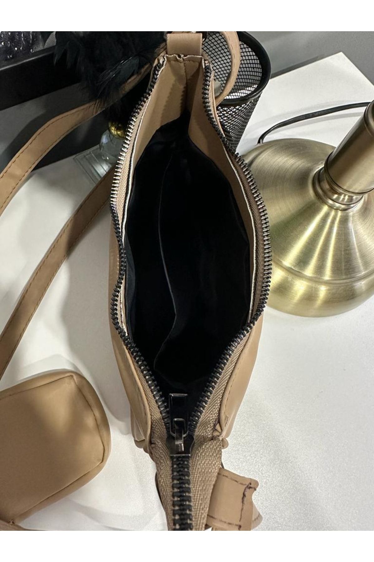 Madame sling top bag