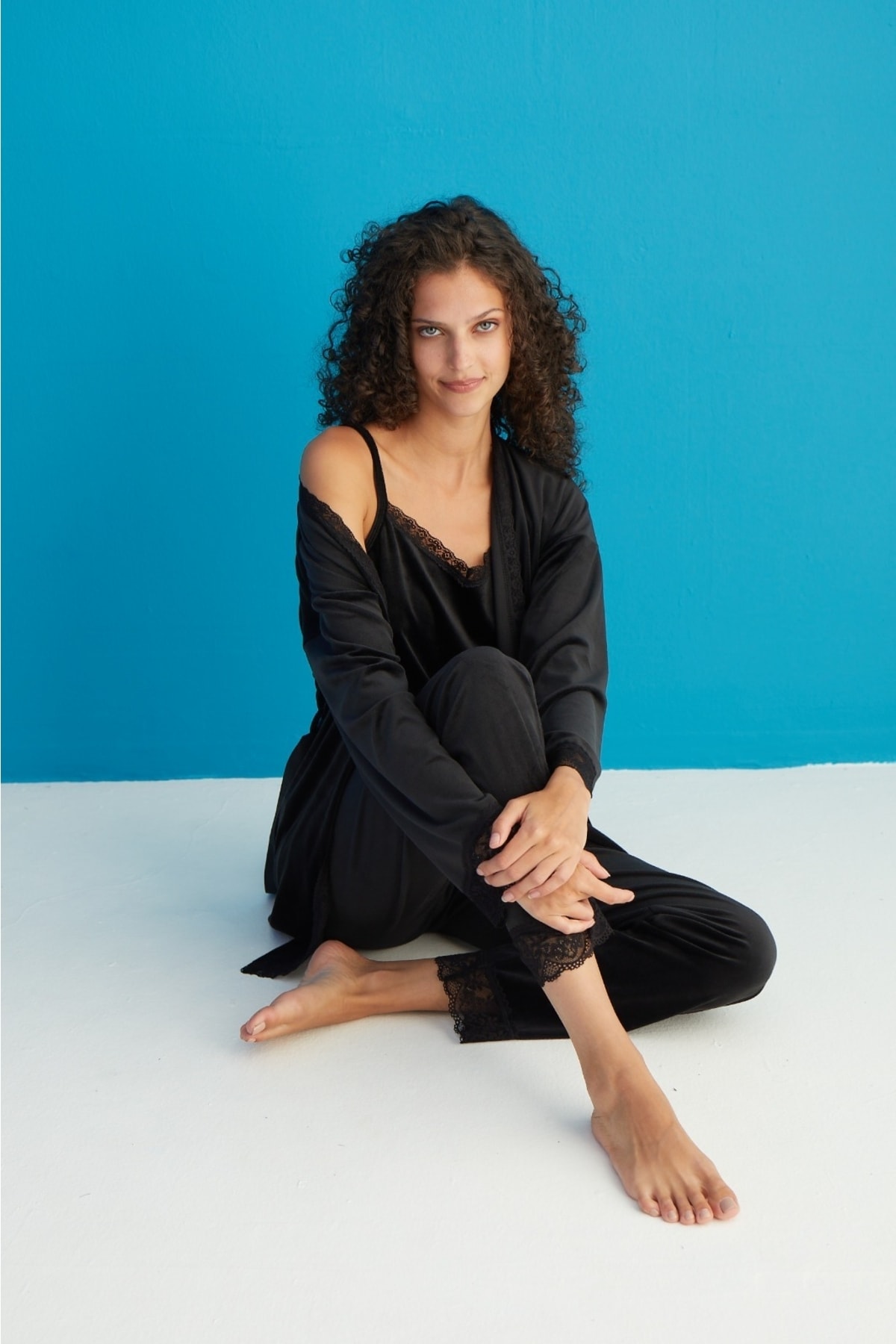 MEBA Kadın Siyah Sabahlıklı Dantel Detaylı 3'lü Kadife Gecelik Takımı Pijama Çeyiz Set