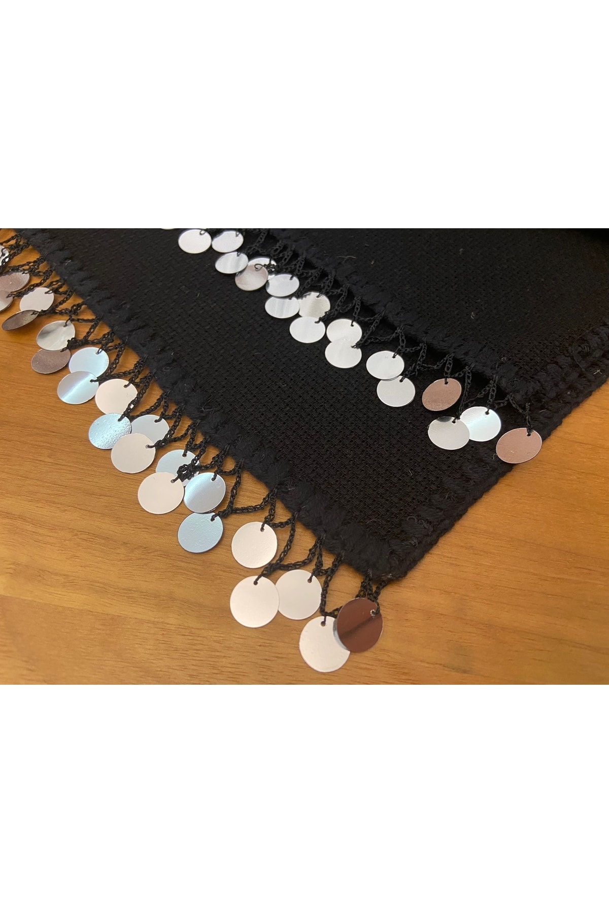 Siyah Gardenya Kumaşından Pullu Runner Masa Örtü 4