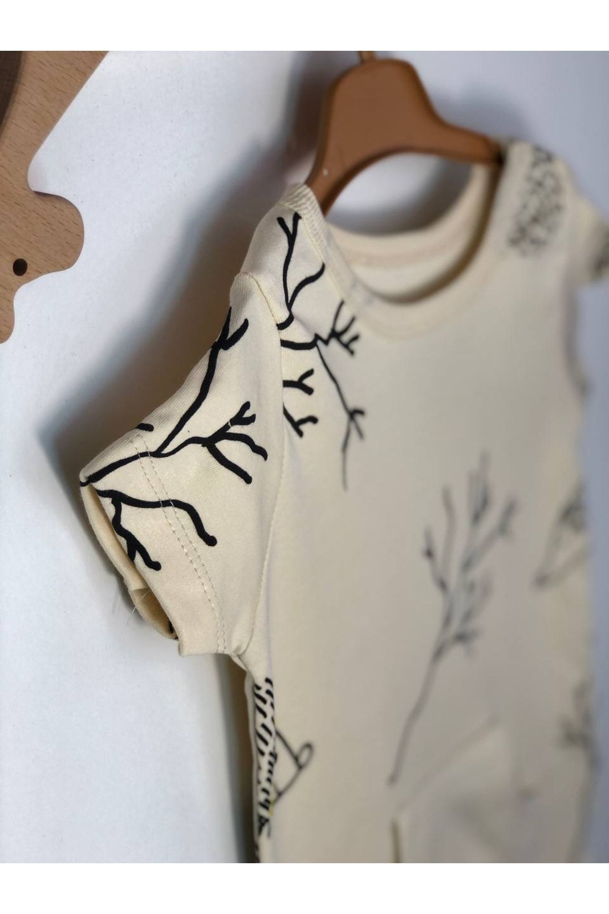 WOWO %100 Pamuk Kız - Erkek - Unisex Kanguru Cepli Yazlık Kısa Kollu Bebek Tulum Desenli Bej Rengi OH10416