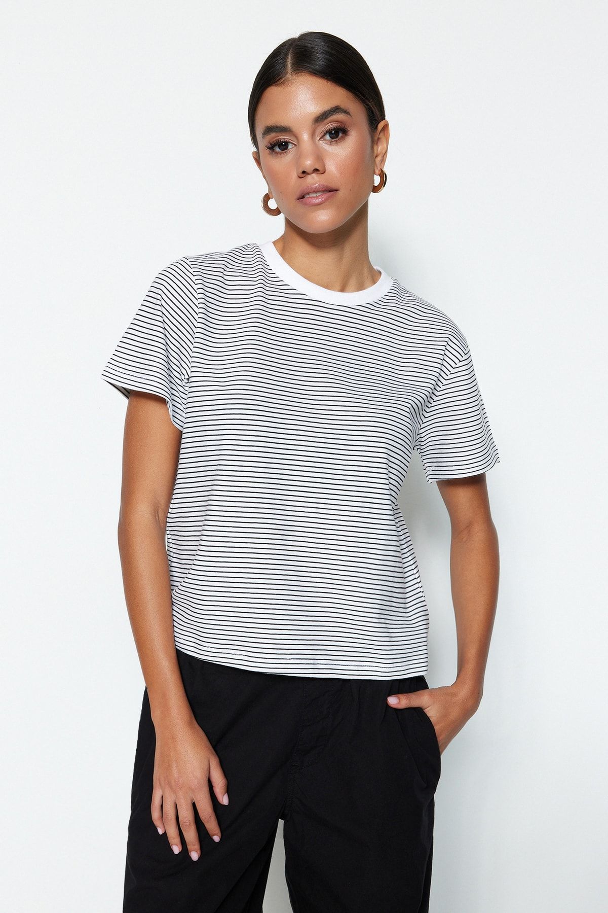 Trendyol Collection-Schwarzes, ecrufarbenes, gestreiftes Premium-Basic-Strick-T-Shirt mit normalem/normalem Muster und Rundhalsausschnitt TWOSS23TS00043 2
