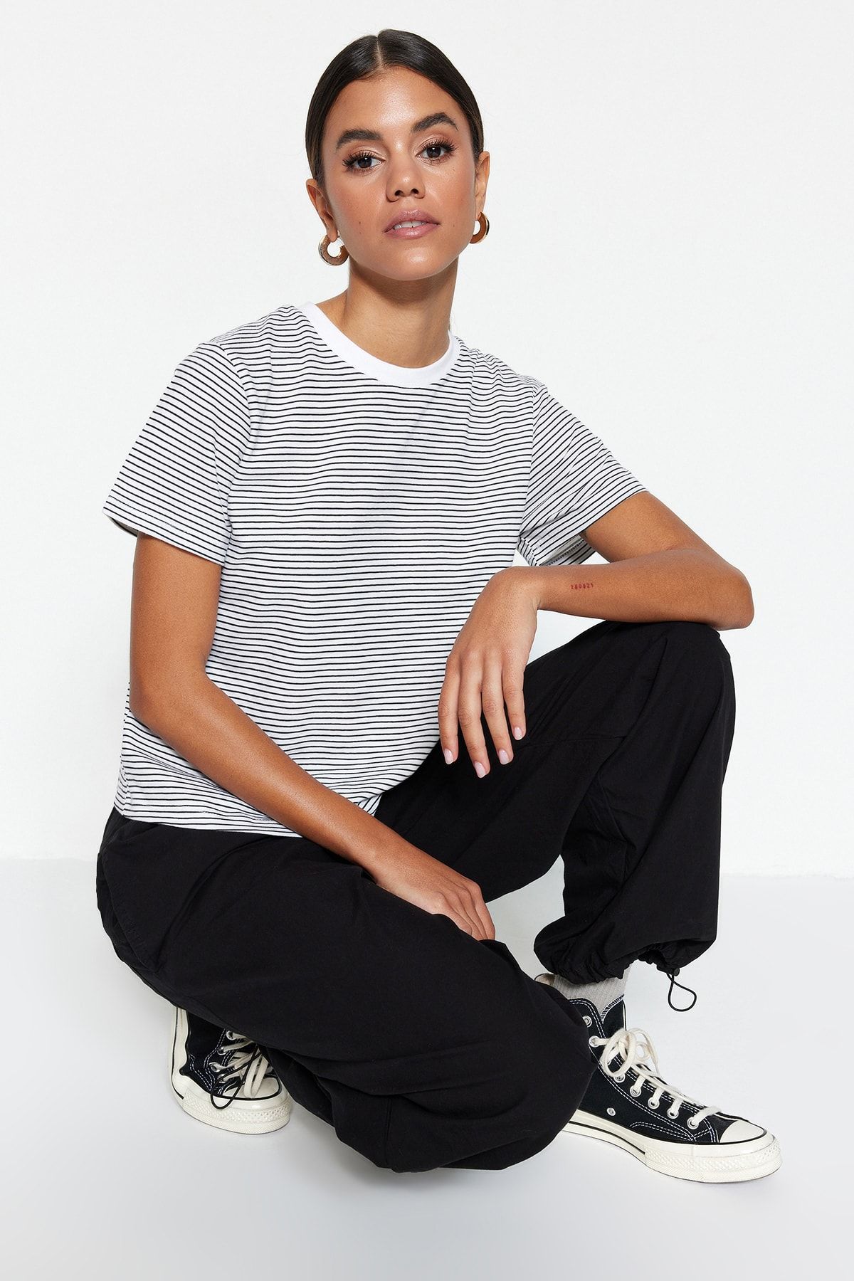Trendyol Collection-Schwarzes, ecrufarbenes, gestreiftes Premium-Basic-Strick-T-Shirt mit normalem/normalem Muster und Rundhalsausschnitt TWOSS23TS00043 3