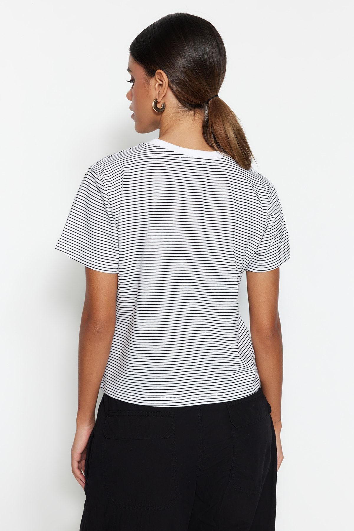 Trendyol Collection-Schwarzes, ecrufarbenes, gestreiftes Premium-Basic-Strick-T-Shirt mit normalem/normalem Muster und Rundhalsausschnitt TWOSS23TS00043 7