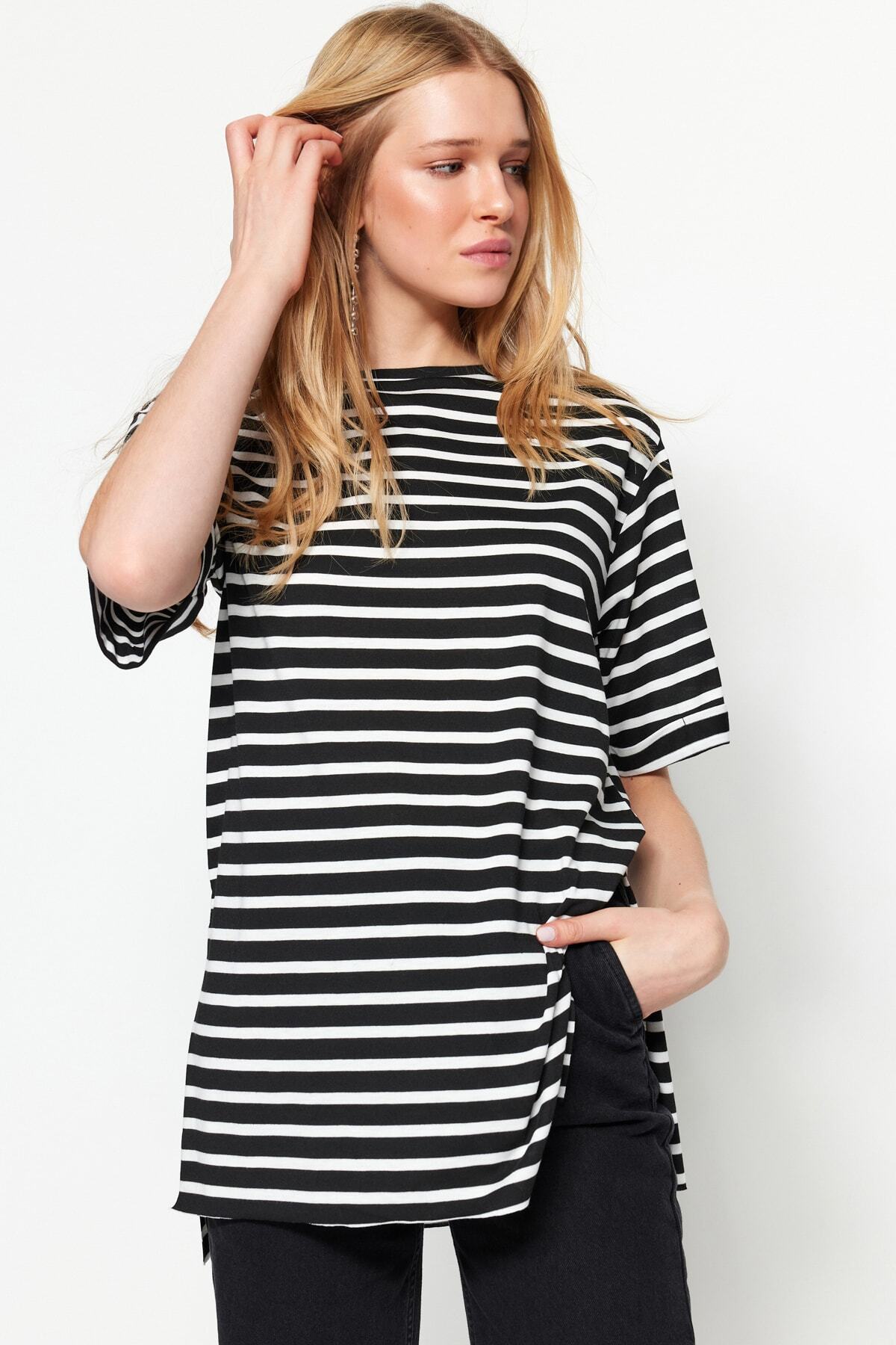 Trendyol Collection-Schwarz gestreiftes, geschlitztes, detailliertes, übergroßes/weites Strick-T-Shirt mit Rundhalsausschnitt TWOSS23TS00097 8