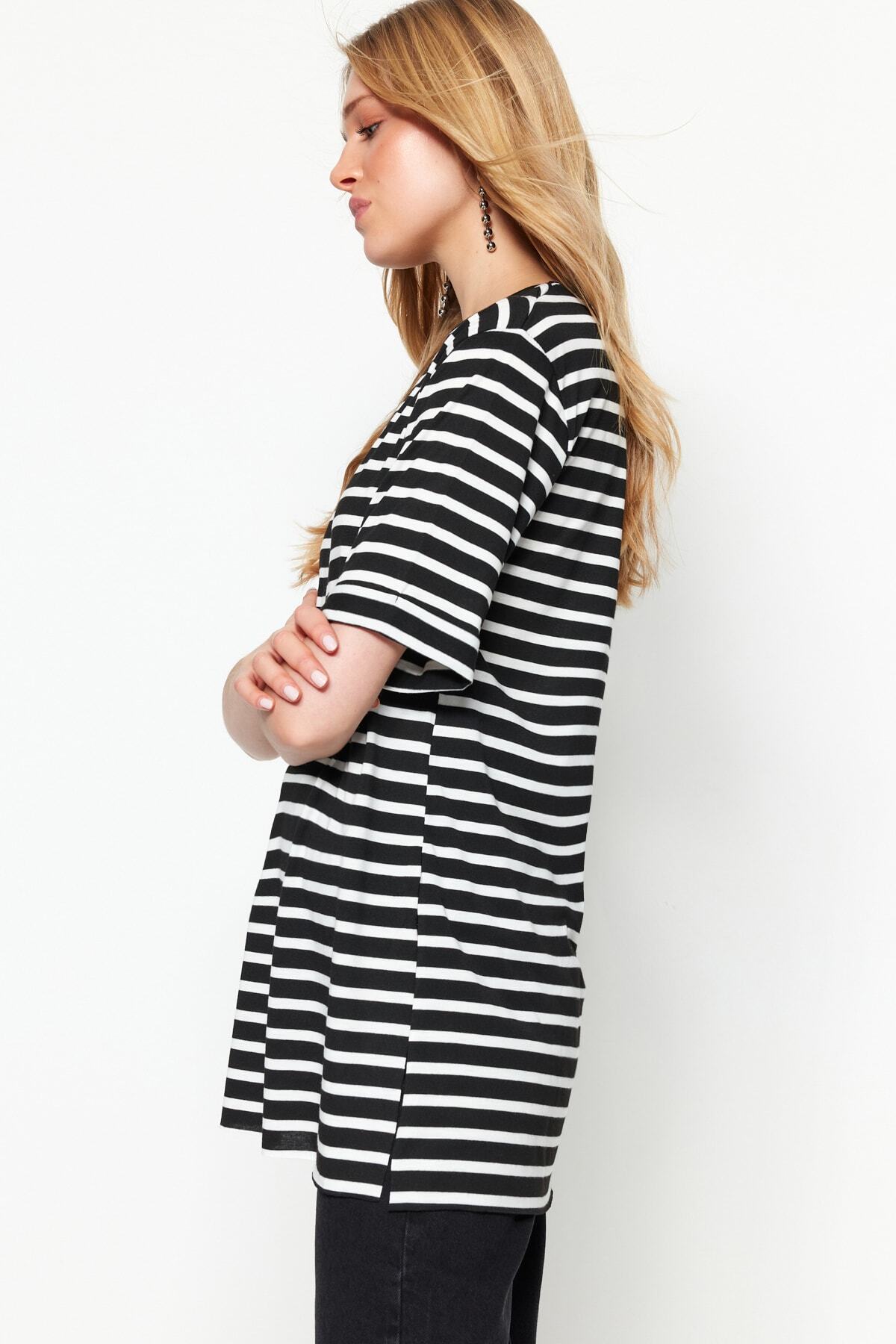 Trendyol Collection-Schwarz gestreiftes, geschlitztes, detailliertes, übergroßes/weites Strick-T-Shirt mit Rundhalsausschnitt TWOSS23TS00097 9