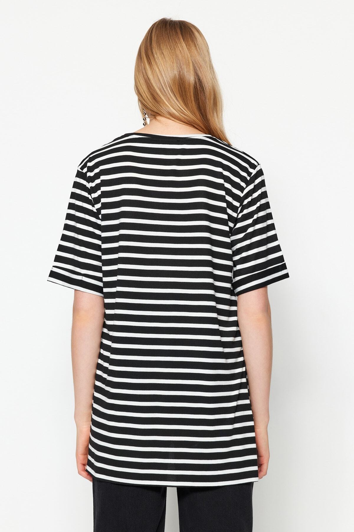 Trendyol Collection-Schwarz gestreiftes, geschlitztes, detailliertes, übergroßes/weites Strick-T-Shirt mit Rundhalsausschnitt TWOSS23TS00097 11