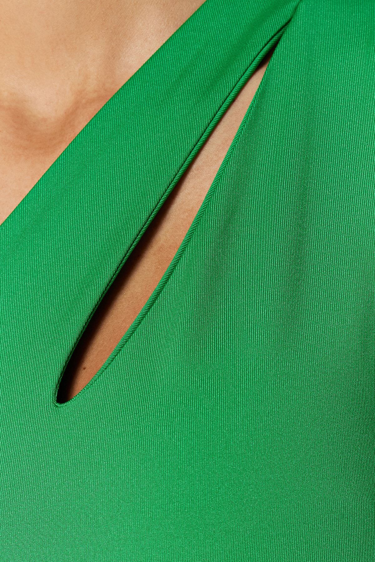Trendyol Collection-Grüner asymmetrischer Kragen, Cut-Out, Stretch-Strickbody mit Druckknöpfen TWOSS23BD00014 4