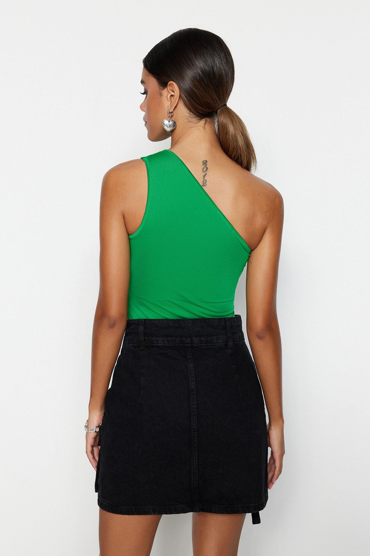 Trendyol Collection-Grüner asymmetrischer Kragen, Cut-Out, Stretch-Strickbody mit Druckknöpfen TWOSS23BD00014 6