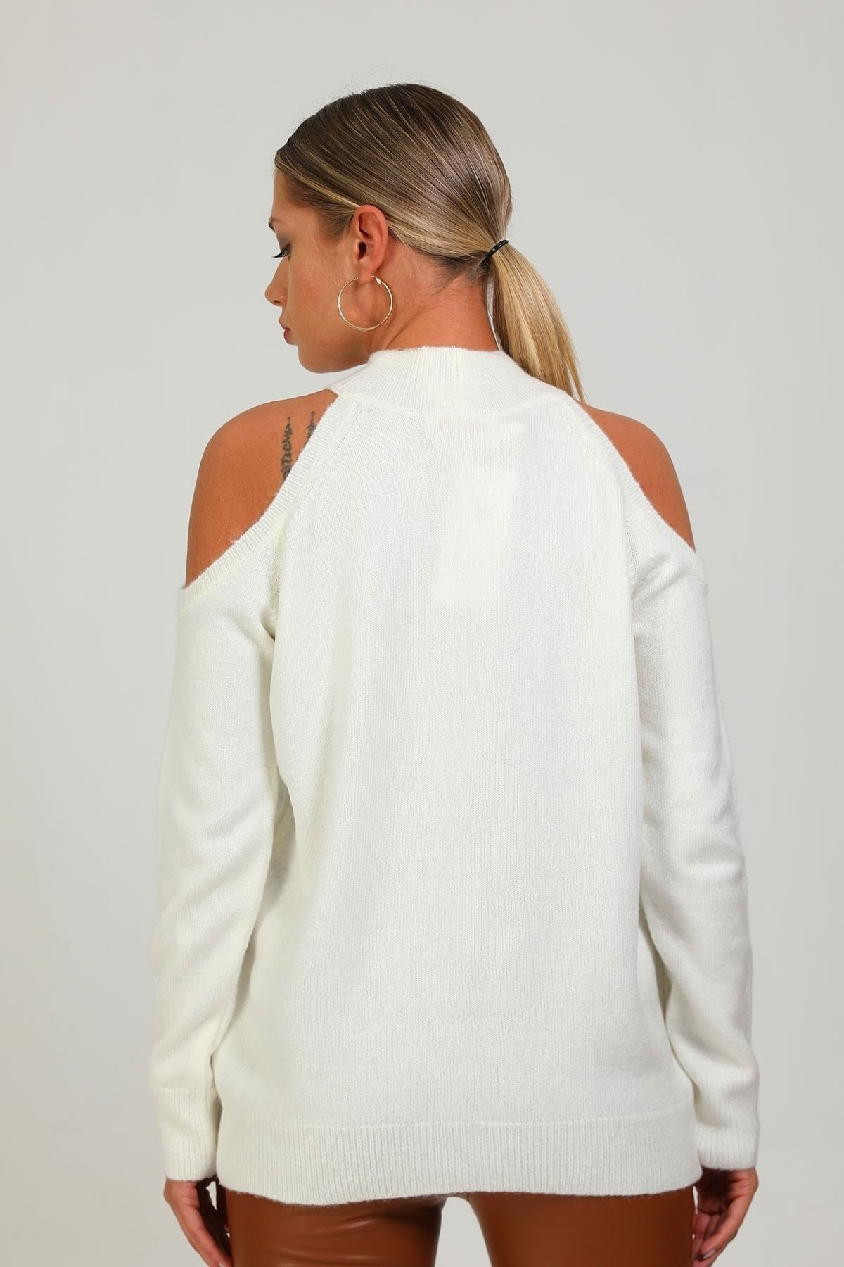 Laluvia-Beigefarbener, schulterfreier Pullover mit Kette vorne 2