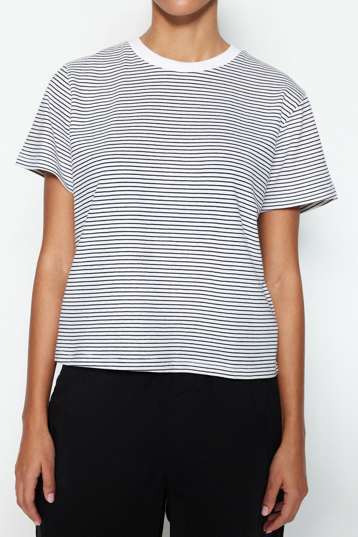 Trendyol Collection-Schwarzes, ecrufarbenes, gestreiftes Premium-Basic-Strick-T-Shirt mit normalem/normalem Muster und Rundhalsausschnitt TWOSS23TS00043 5